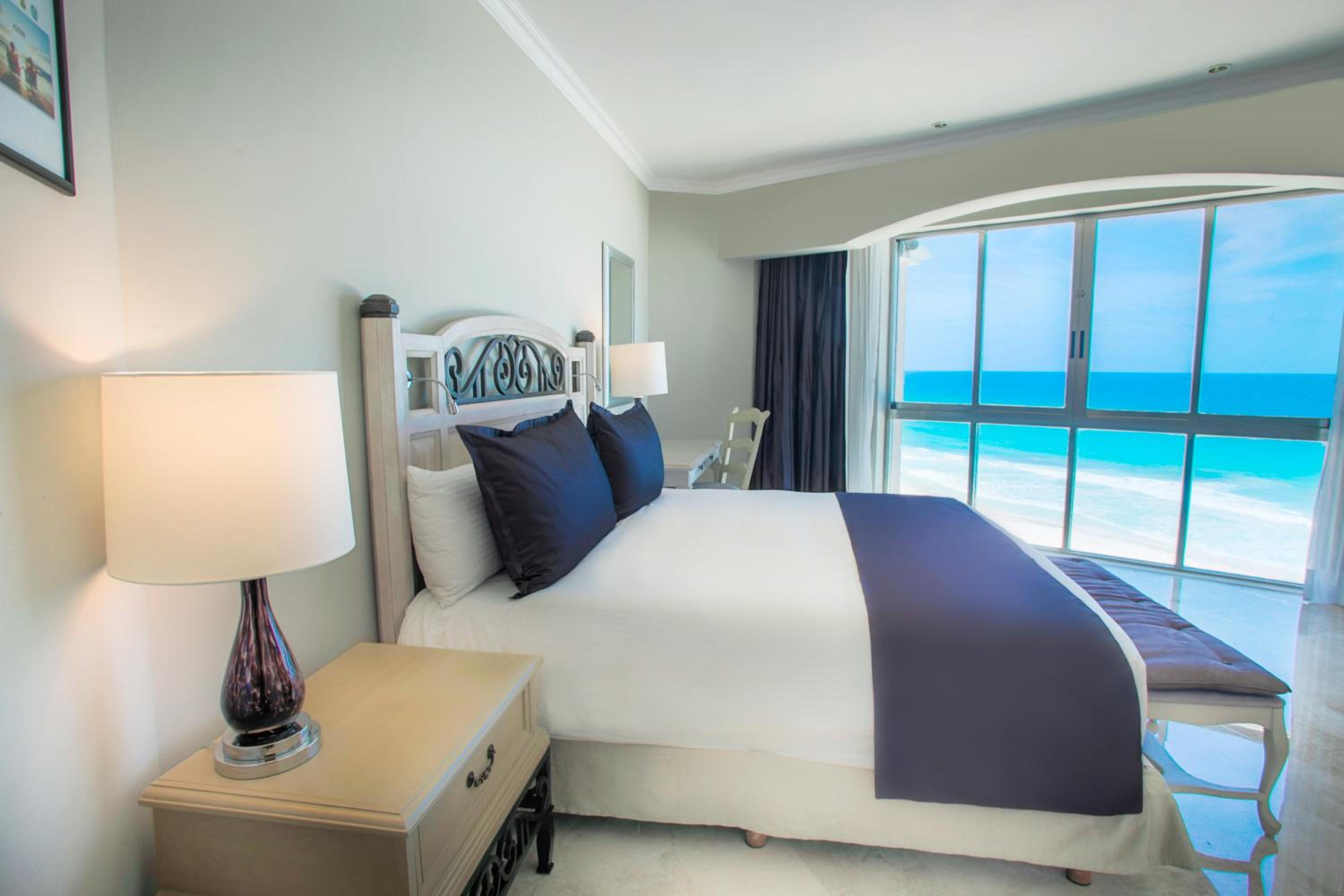 Balcony Deluxe Room thumbnail 5