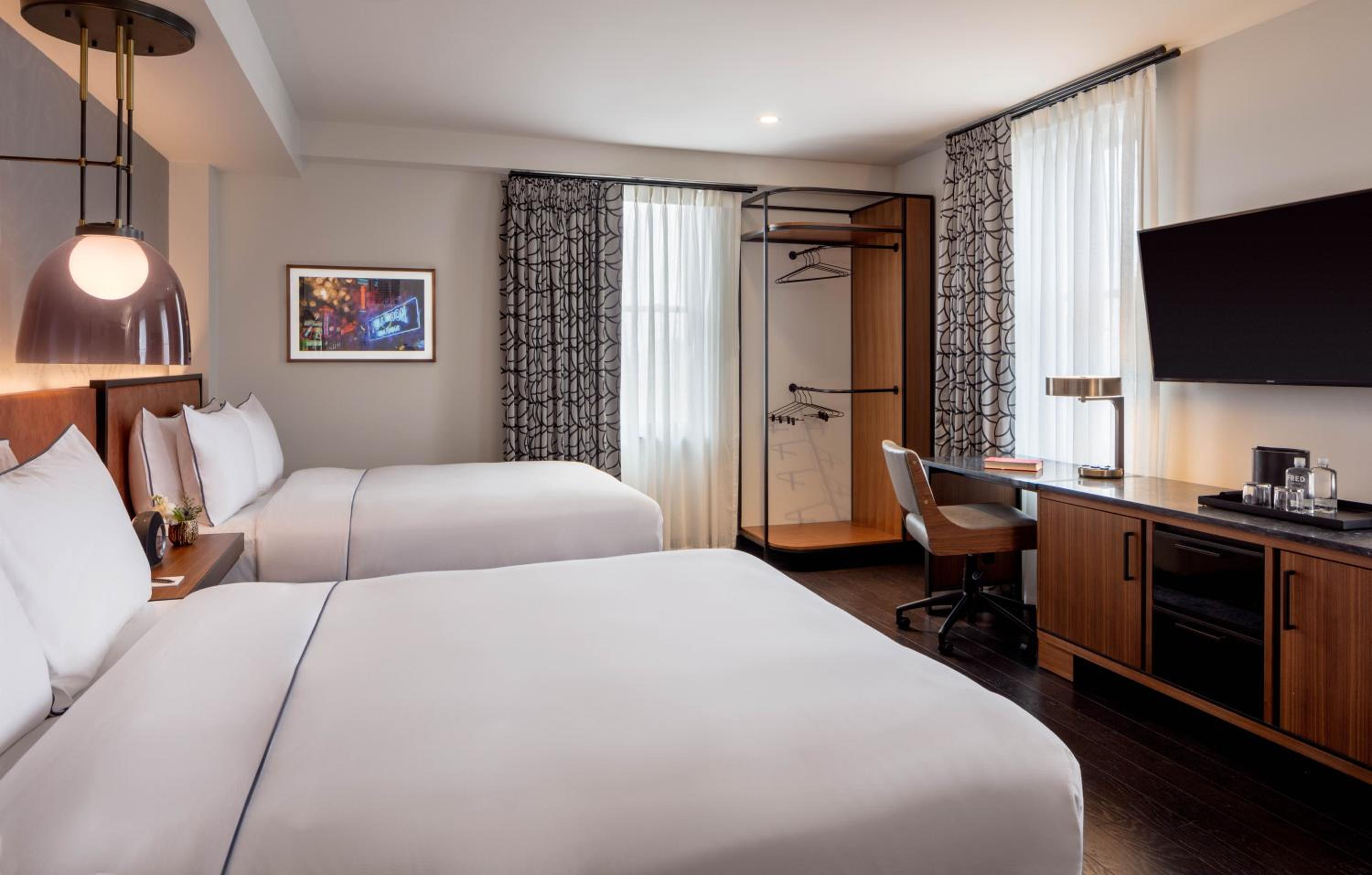 Queen Room with Two Queen Beds and Transfer Shower - Disability Access thumbnail 5