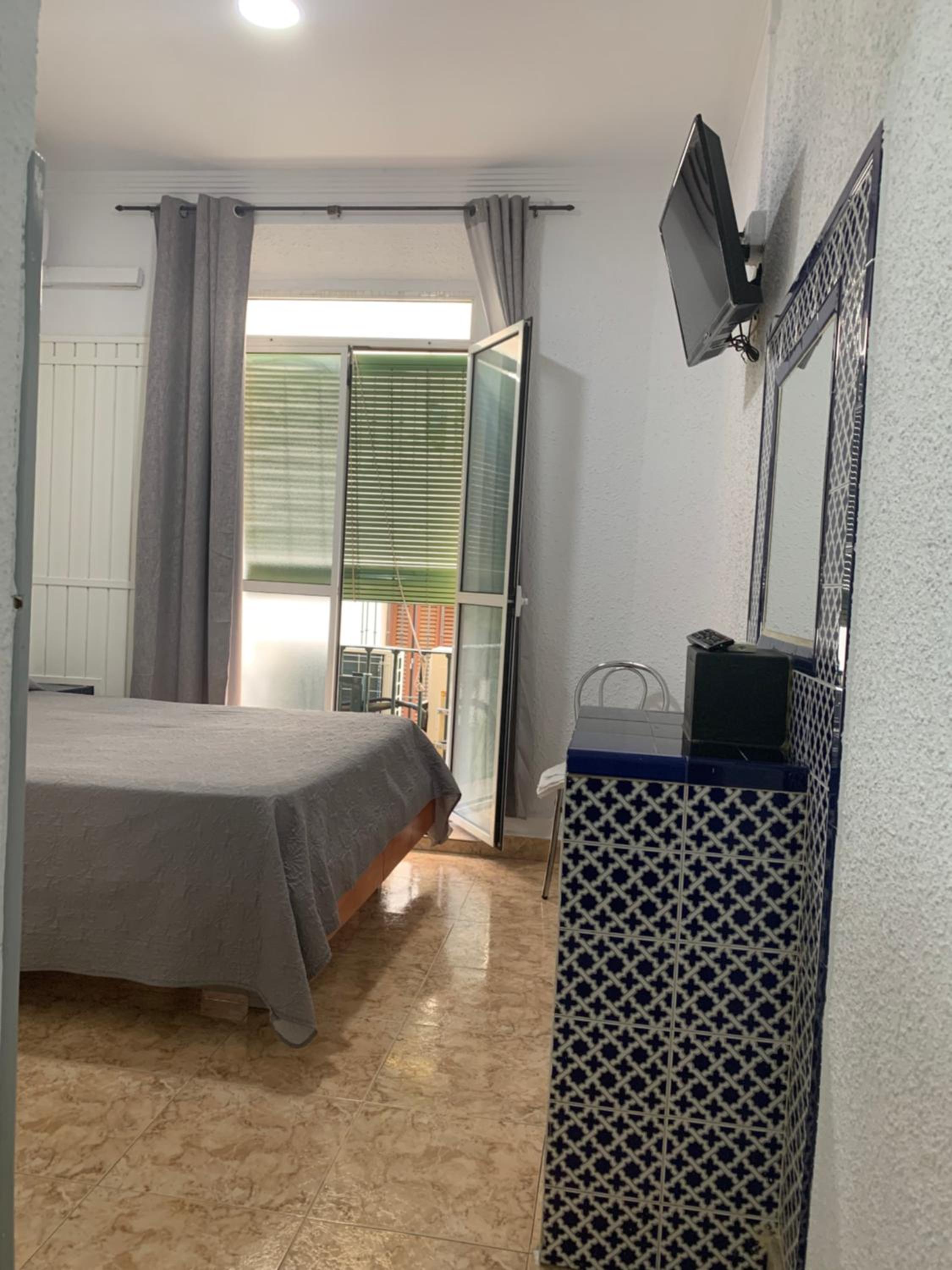Double Room with Private Bathroom - Photo 25