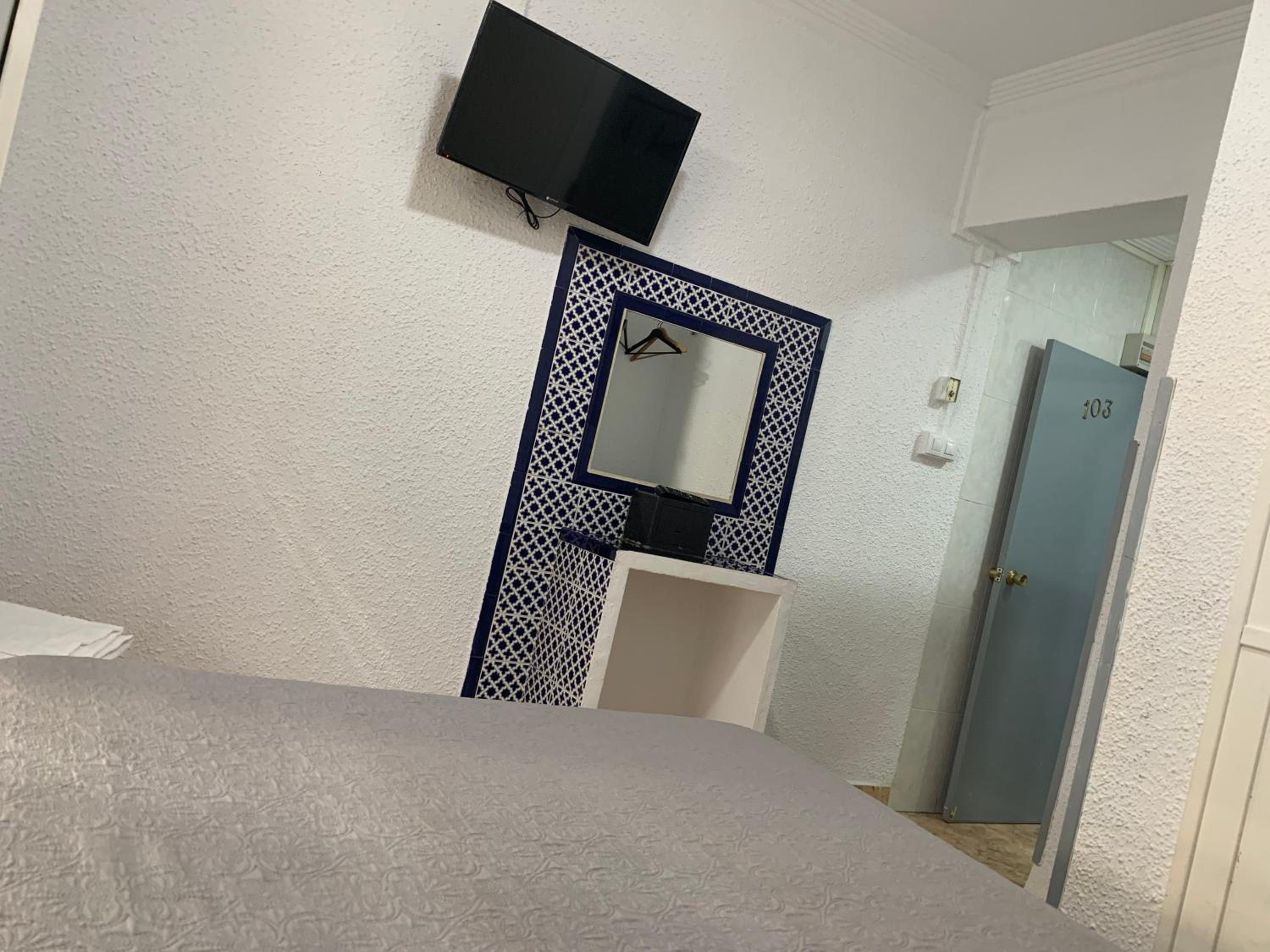 Double Room with Private Bathroom - Photo 27