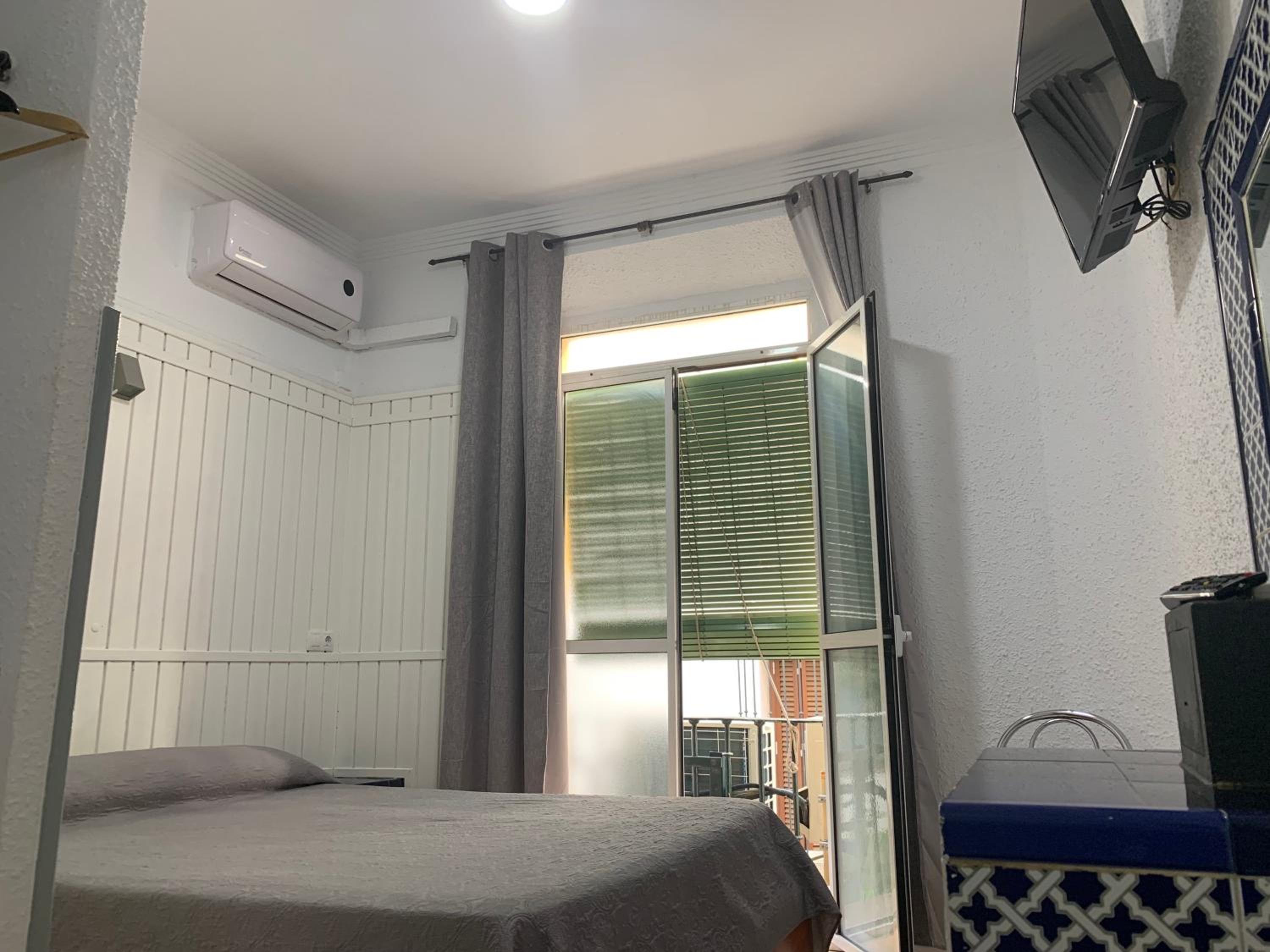 Double Room with Private Bathroom - Photo 23