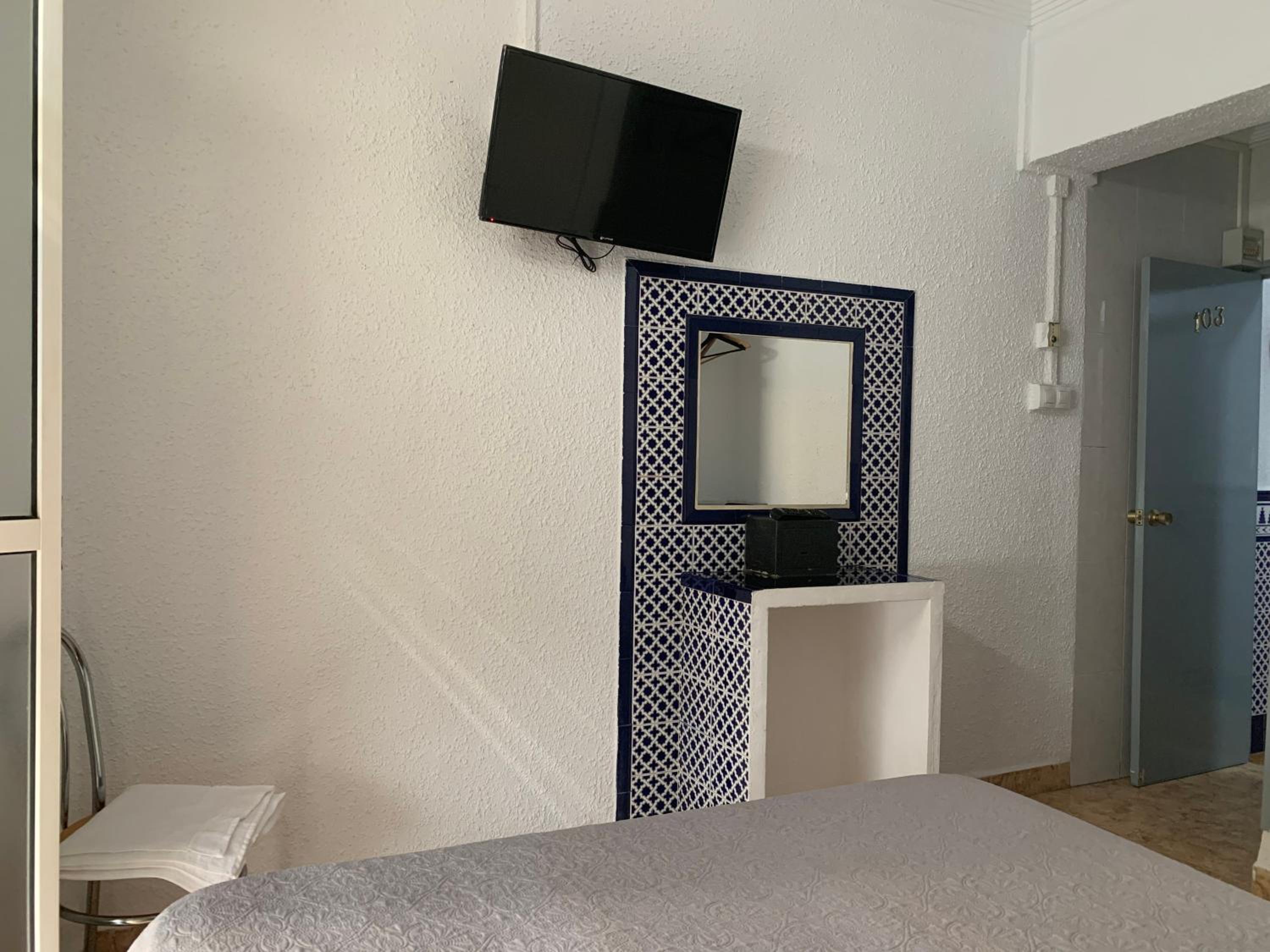 Double Room with Private Bathroom - Photo 21