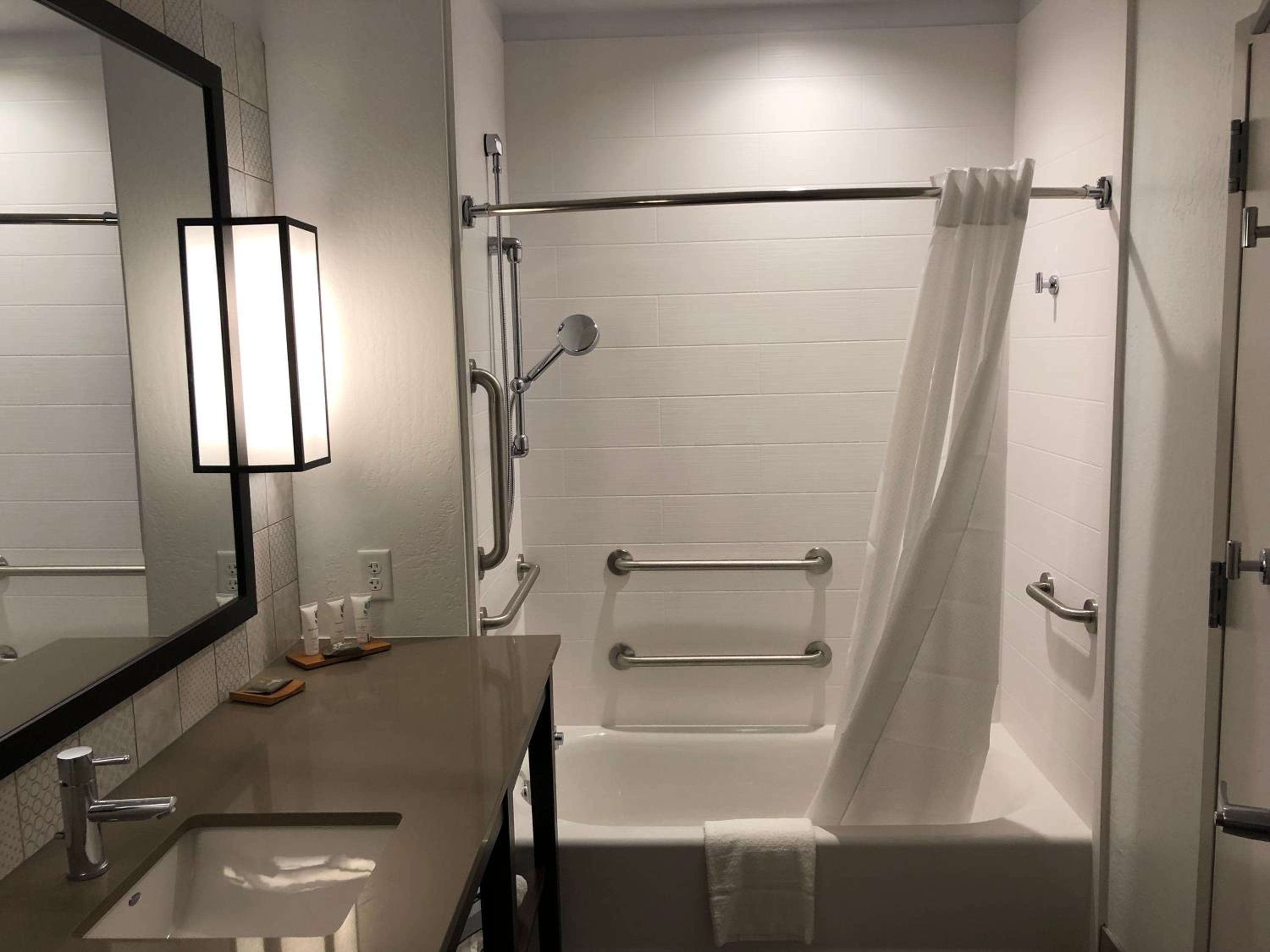 Queen Room with Two Queen Beds - Disability Access/Non-Smoking - Photo 2