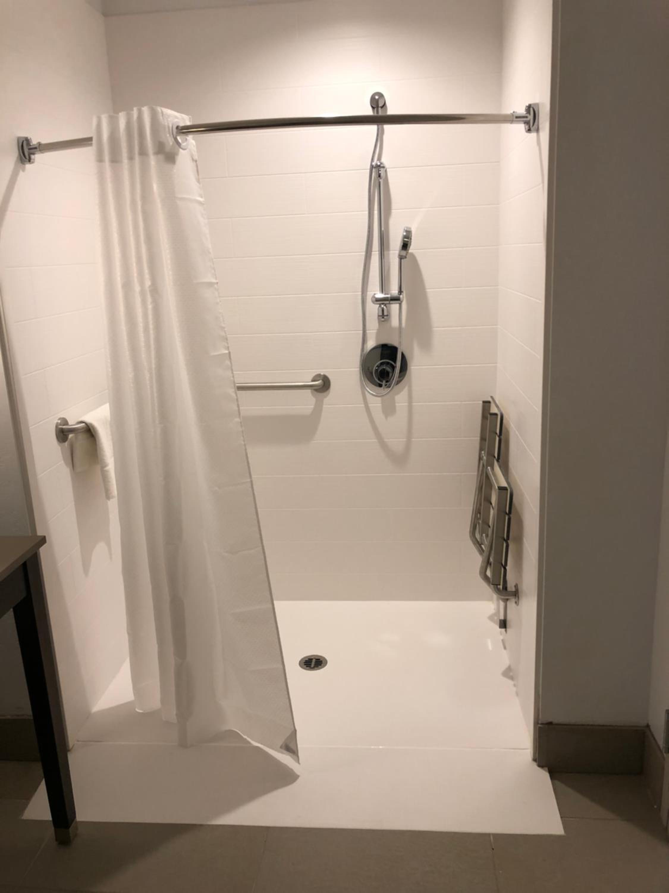 Queen Room with Two Queen Beds and Roll-In Shower - Non-Smoking - Photo 4