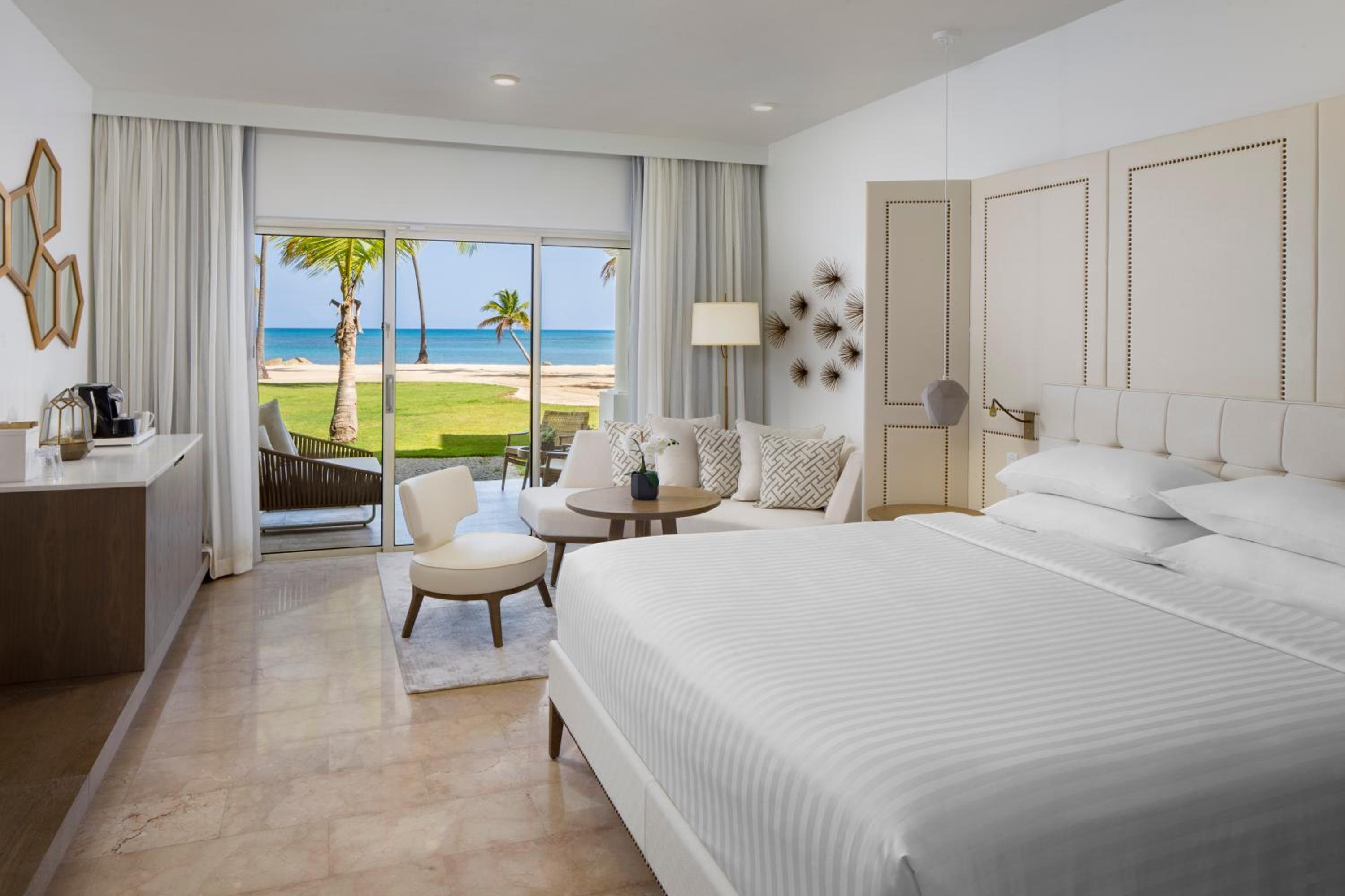 Deluxe King Room - Oceanfront - Photo 9