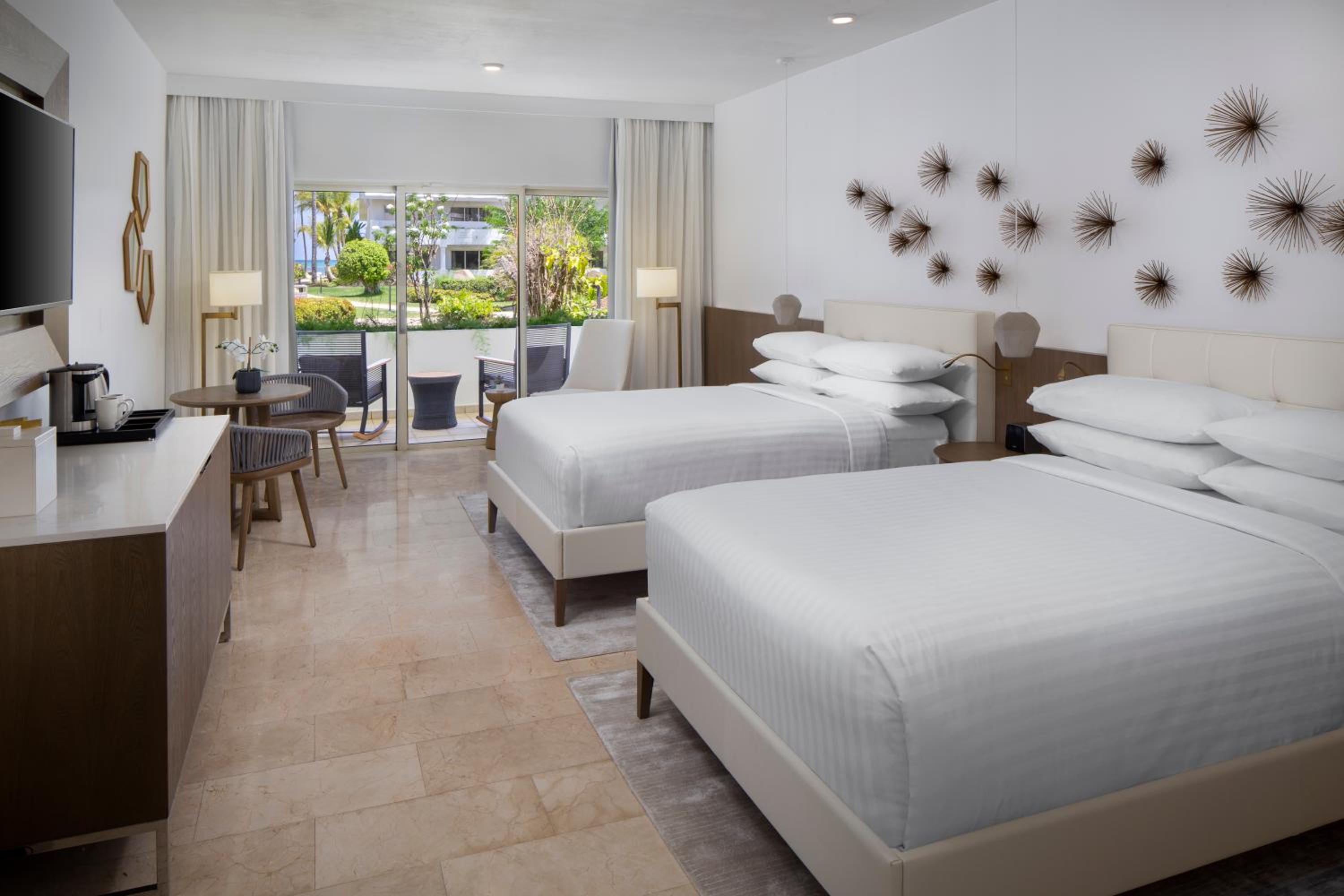 Deluxe Double Room with Two Double Beds and Garden View - Photo 3