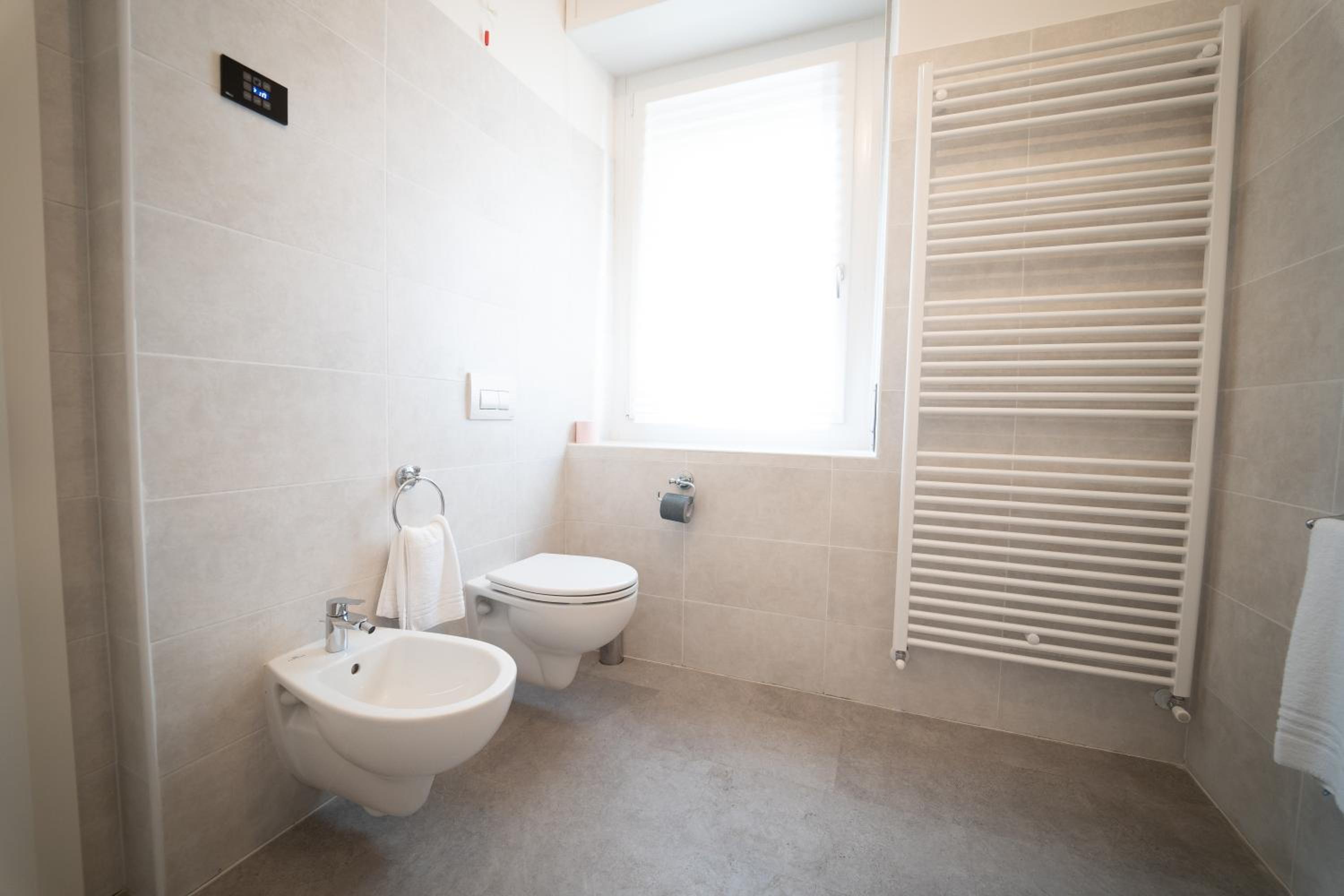 Twin Room with Bathroom - Photo 4