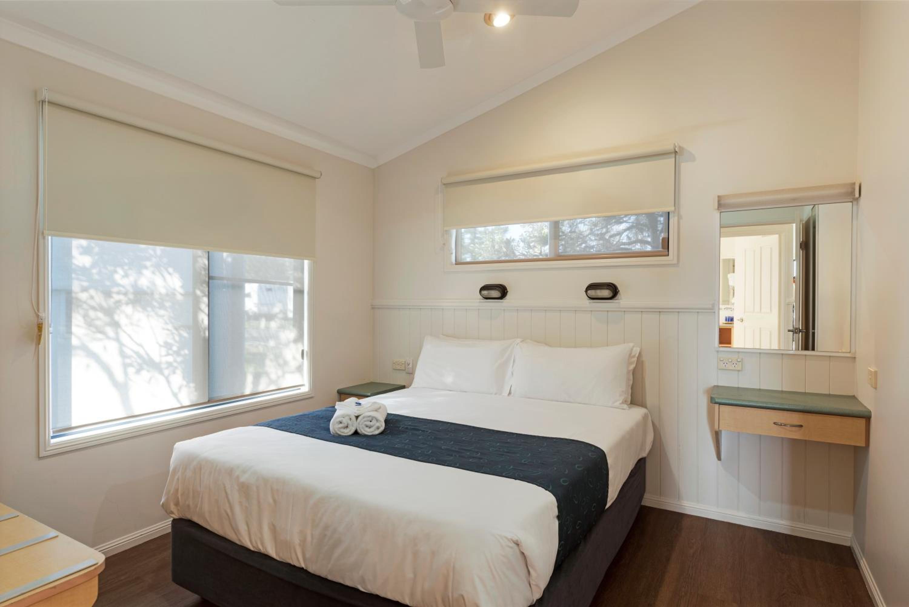 Deluxe 2 Bedroom Waterfront Cabin - Sleeps 6 photo 3