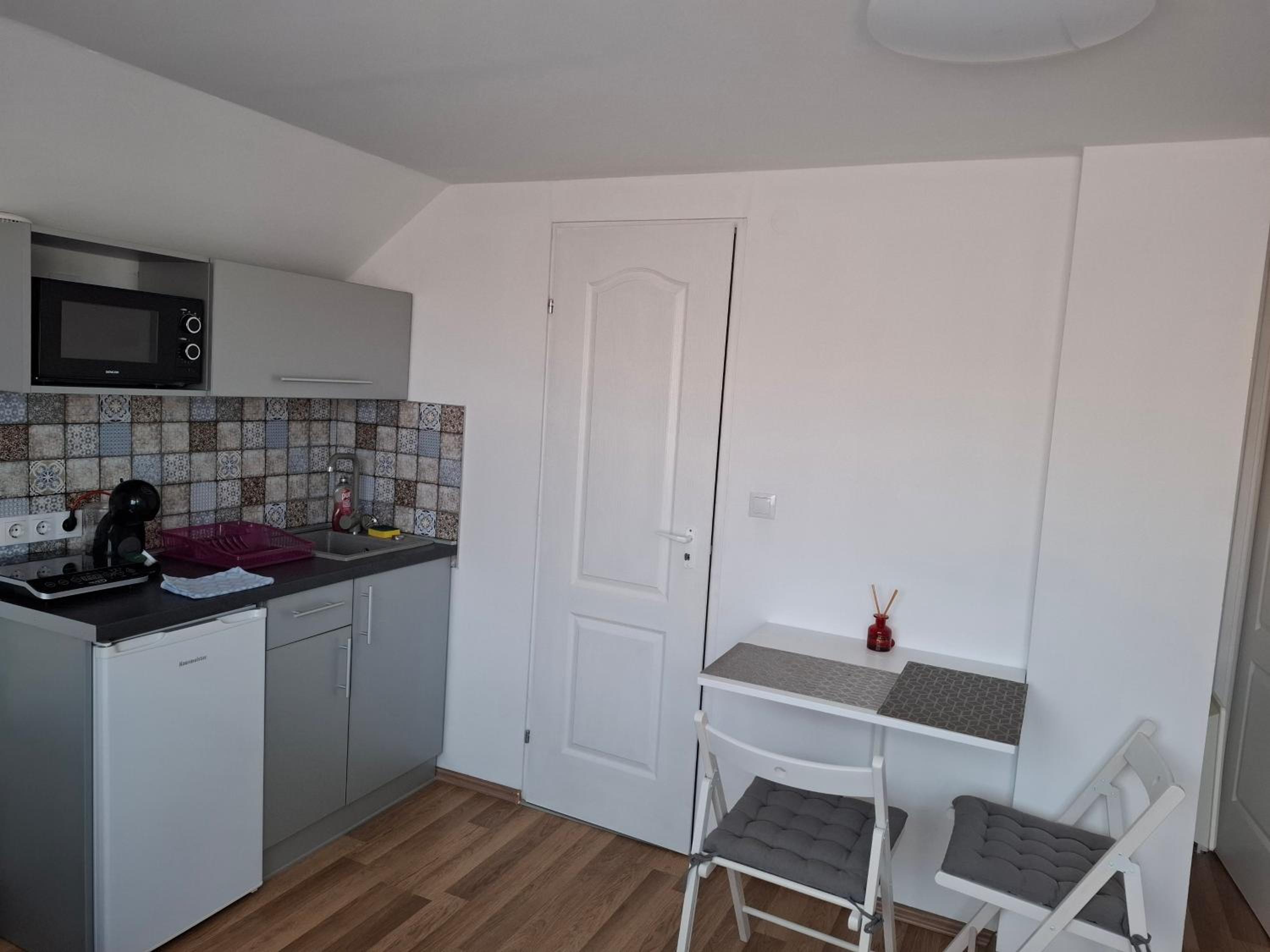 One-Bedroom Apartment - Non-Smoking photo 2