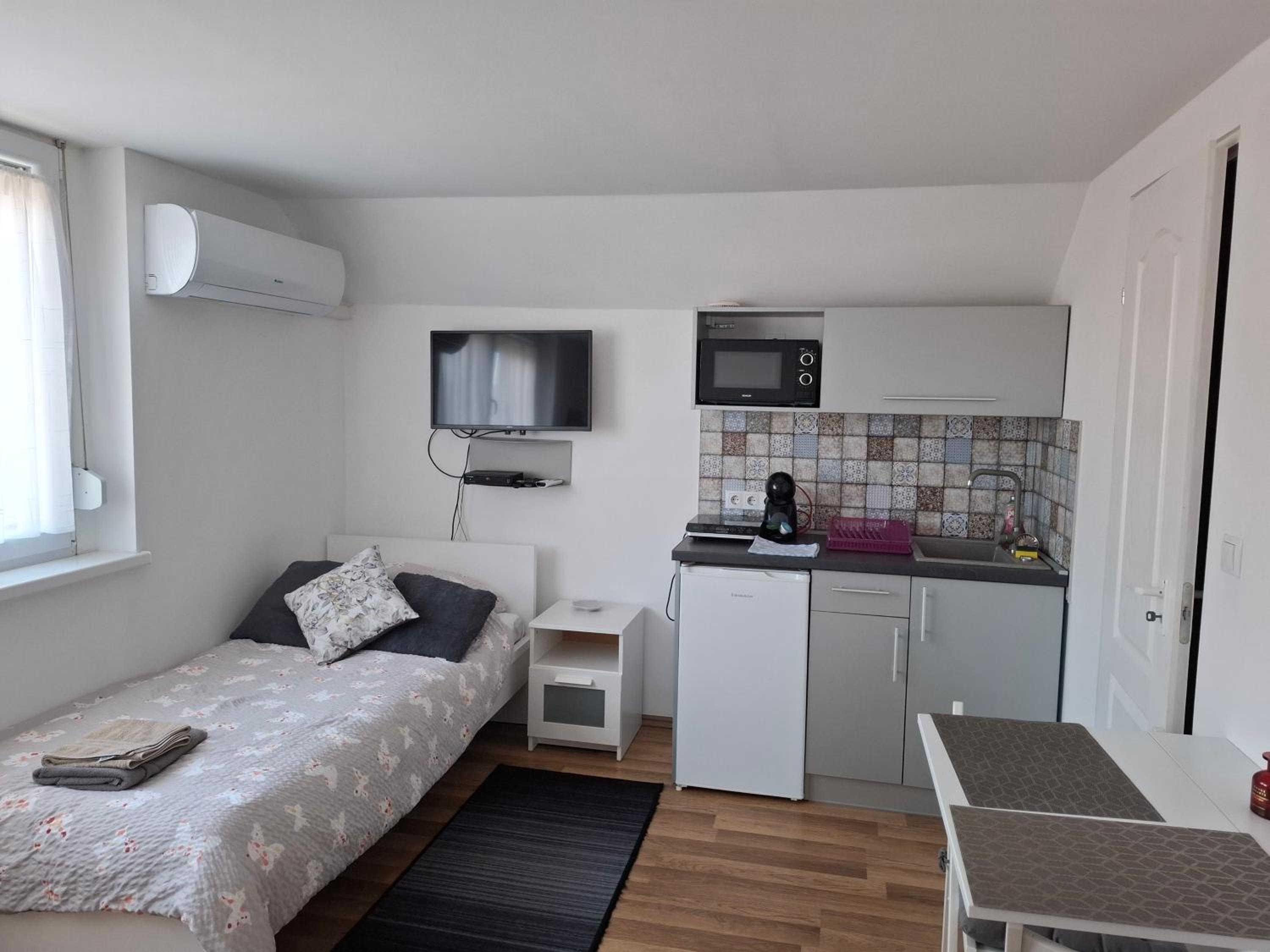 One-Bedroom Apartment - Non-Smoking photo 1