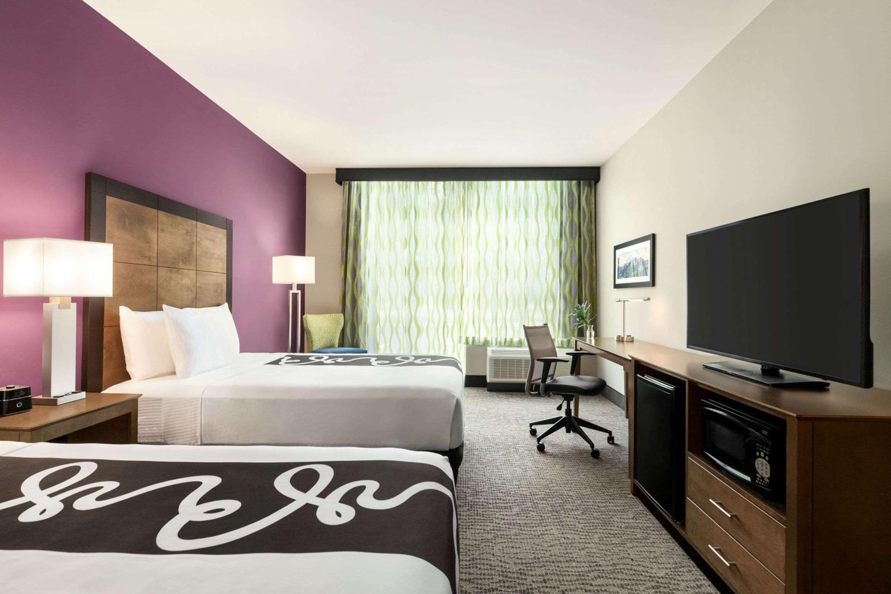 Queen Room with Two Queen Beds - Hearing Impaired Access/Non-Smoking - Photo 5