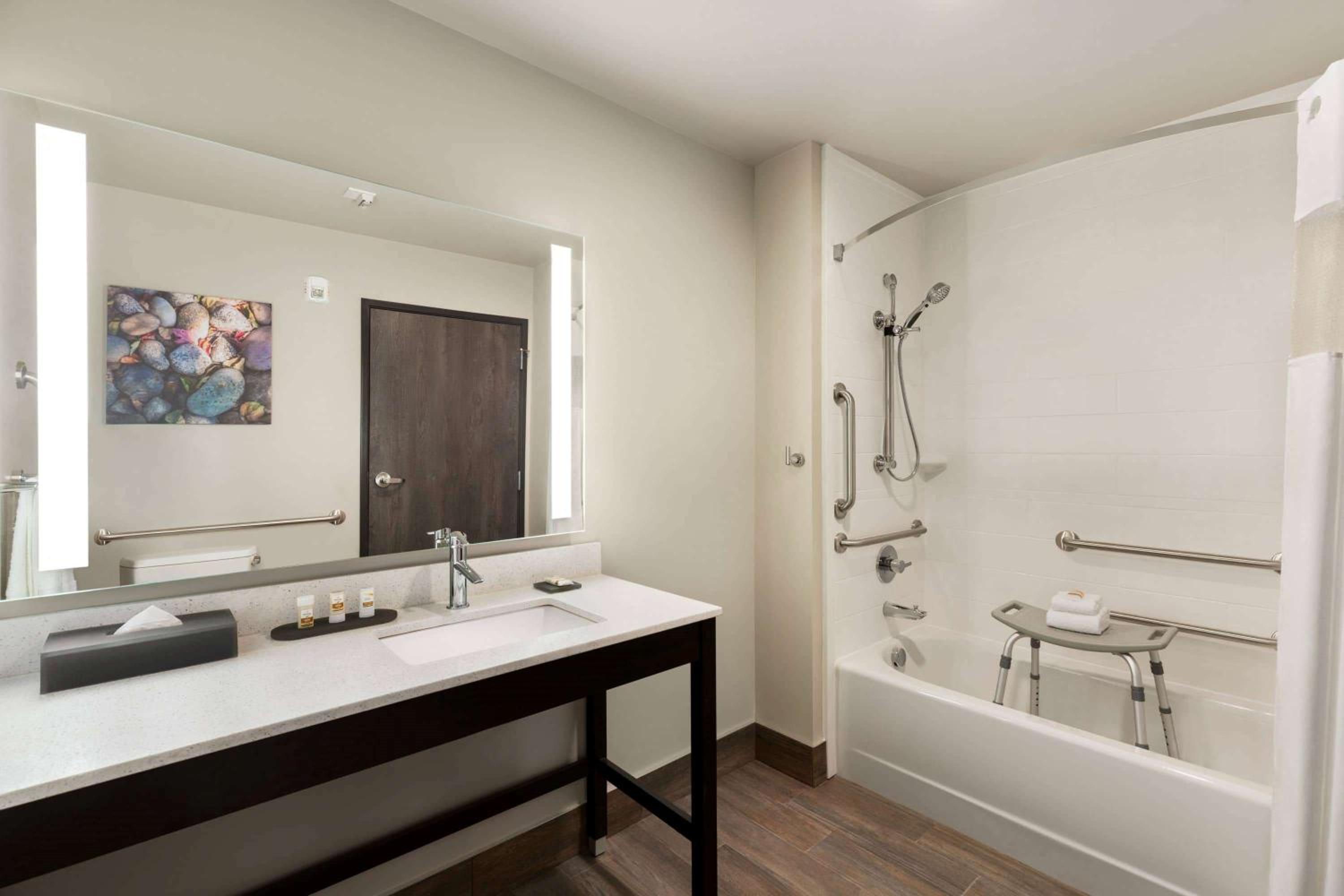 King Room with Mobility/Hearing Impaired Access - Non-Smoking - Photo 4