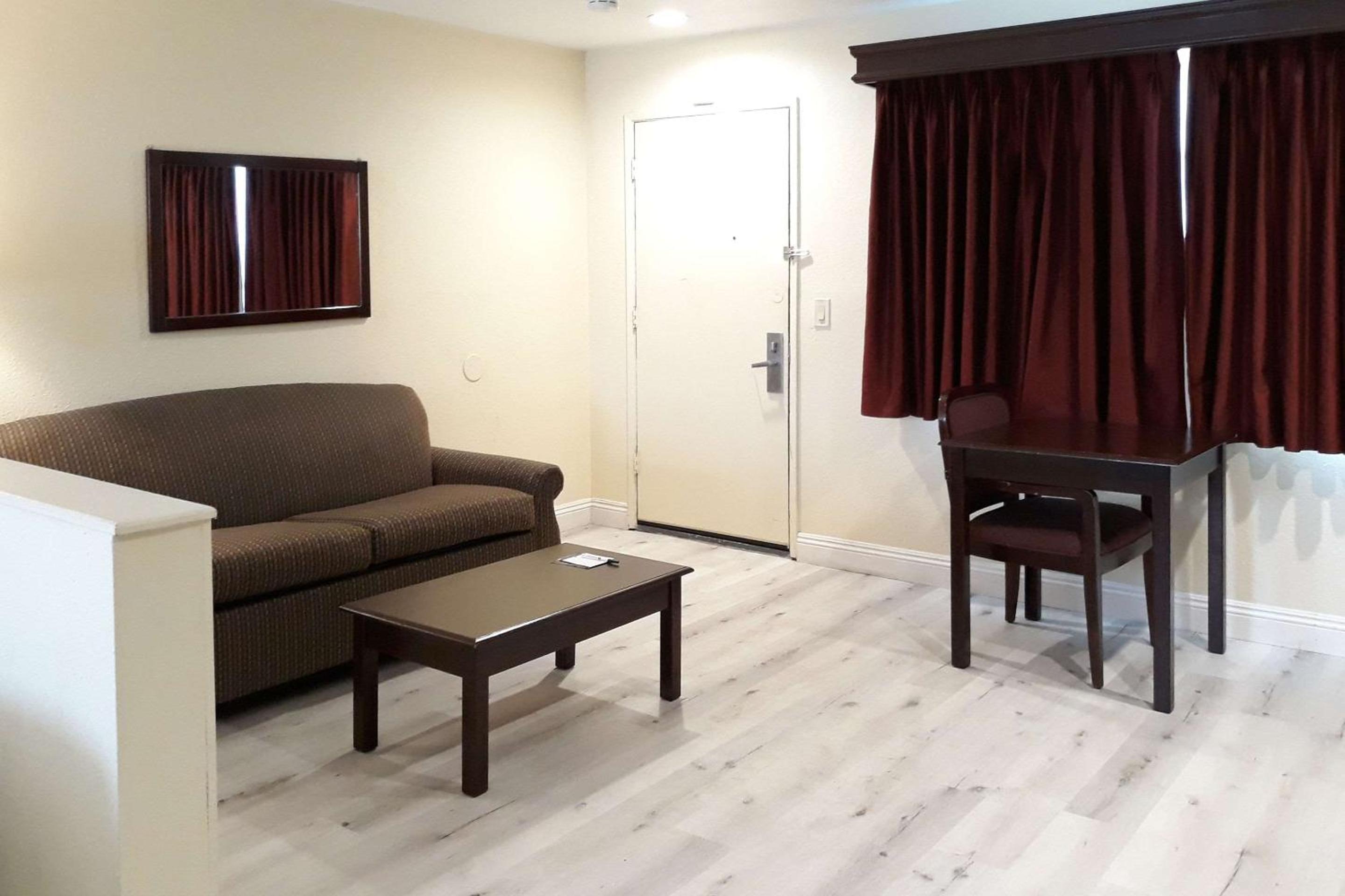 Suite, 2 Queen Beds, Sofa Bed, Kitchenette, Non-Smoking - Photo 2