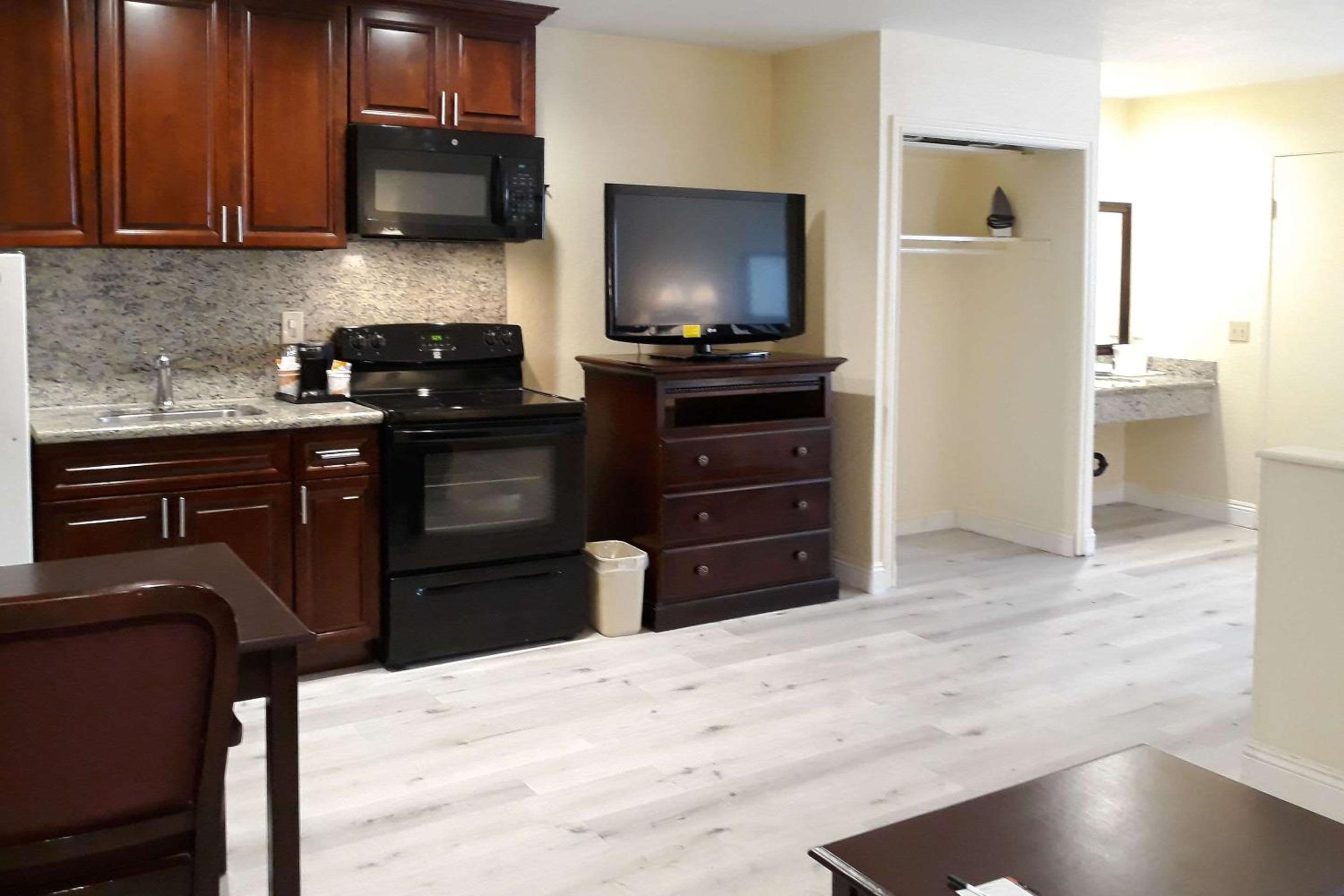 Suite, 2 Queen Beds, Sofa Bed, Kitchenette, Non-Smoking - Photo 6