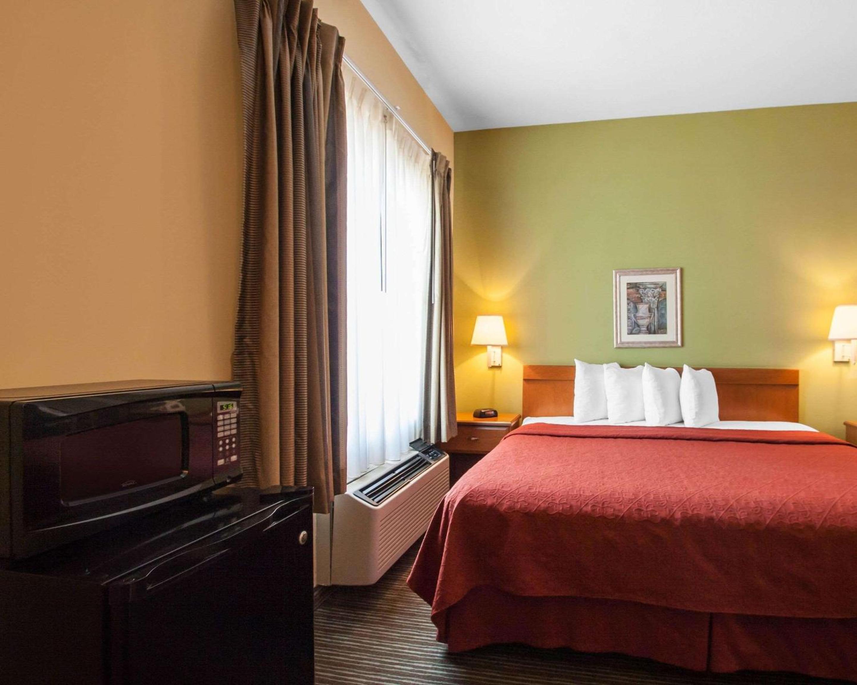 King Room - Non-Smoking - Photo 2