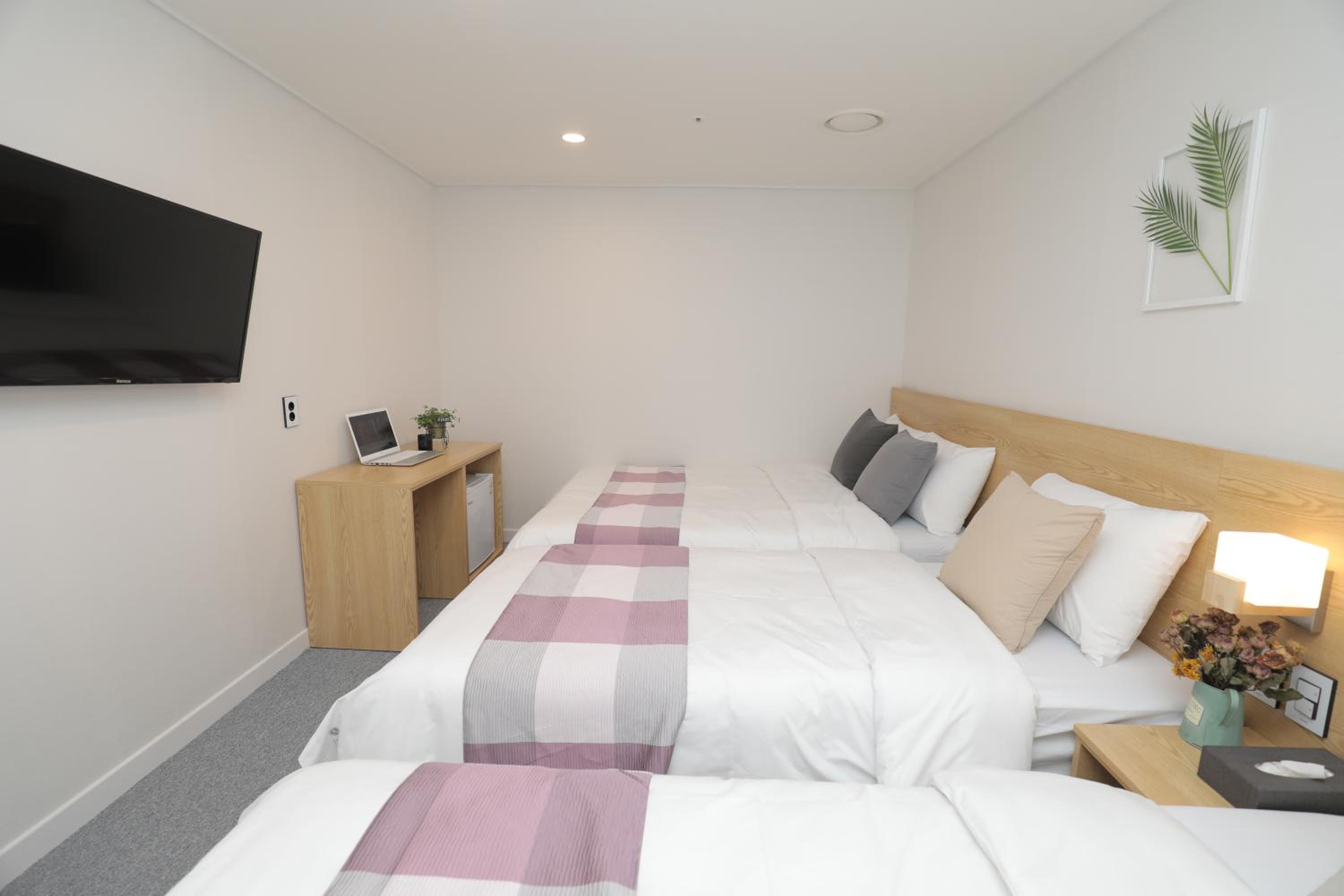 Economy Quadruple Room - Photo 2