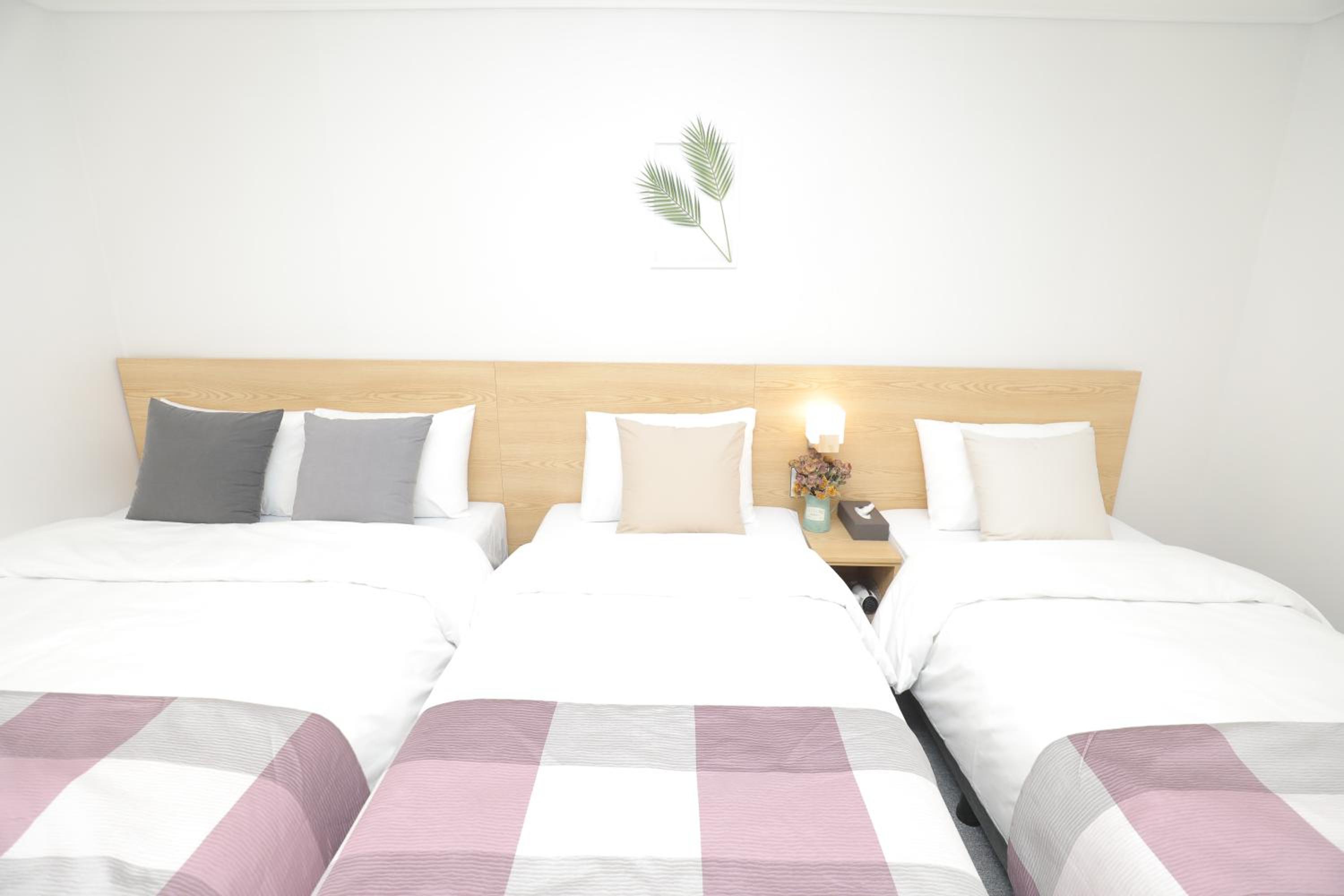 Economy Quadruple Room - Photo 3