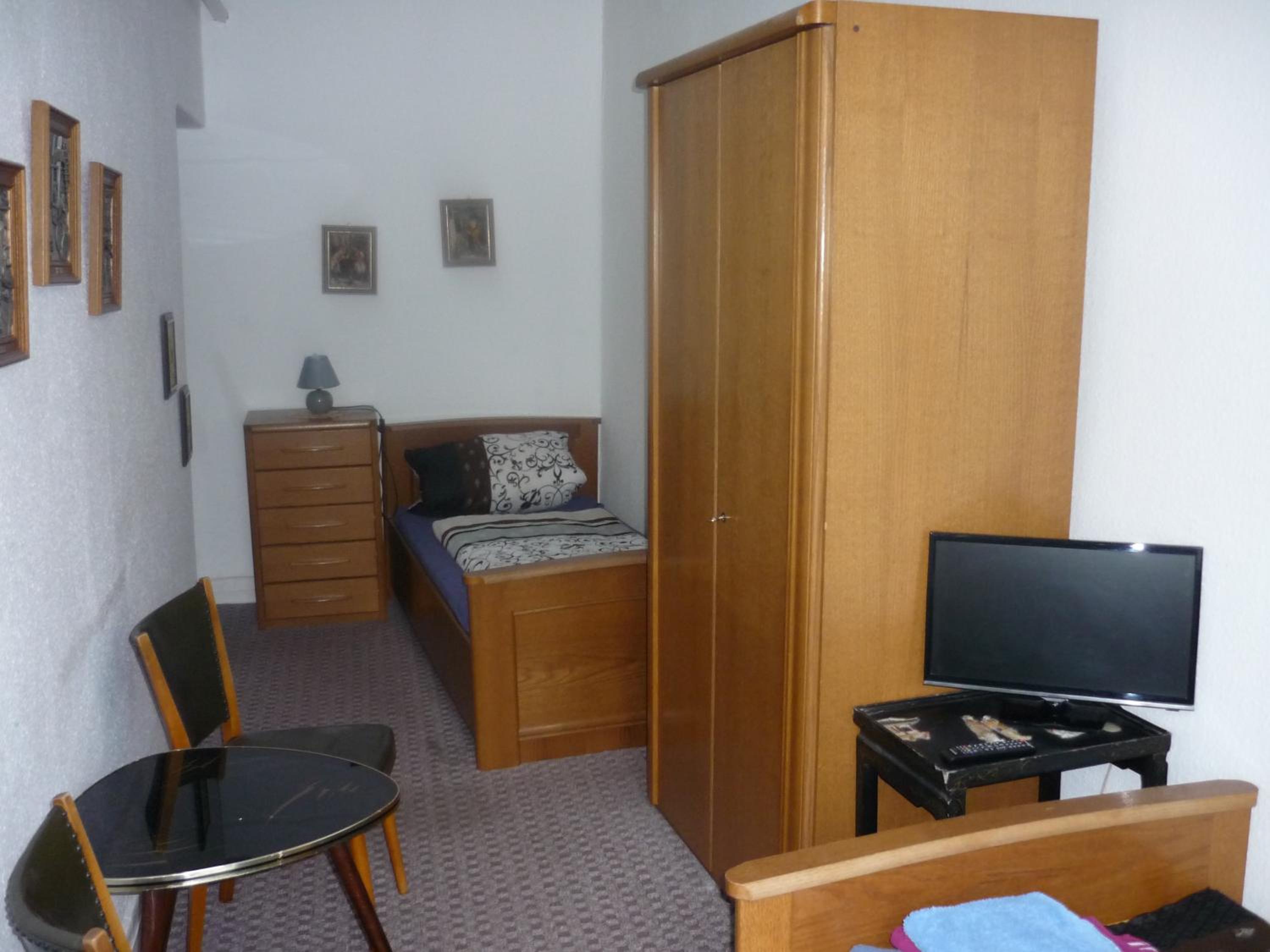 Economy Twin Room with Shared Bathroom photo 3