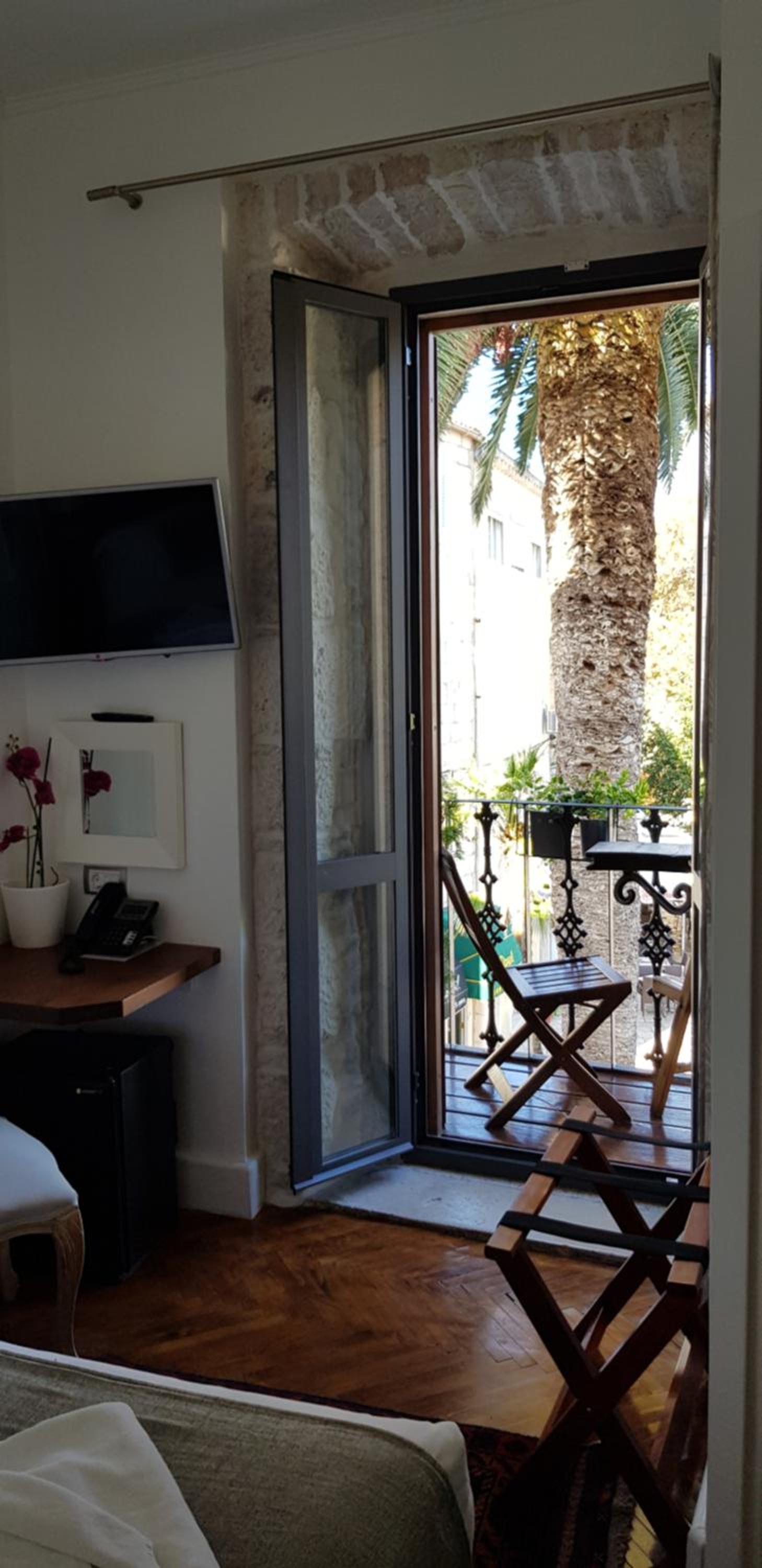 Double Room with Balcony and Sea View - Photo 15