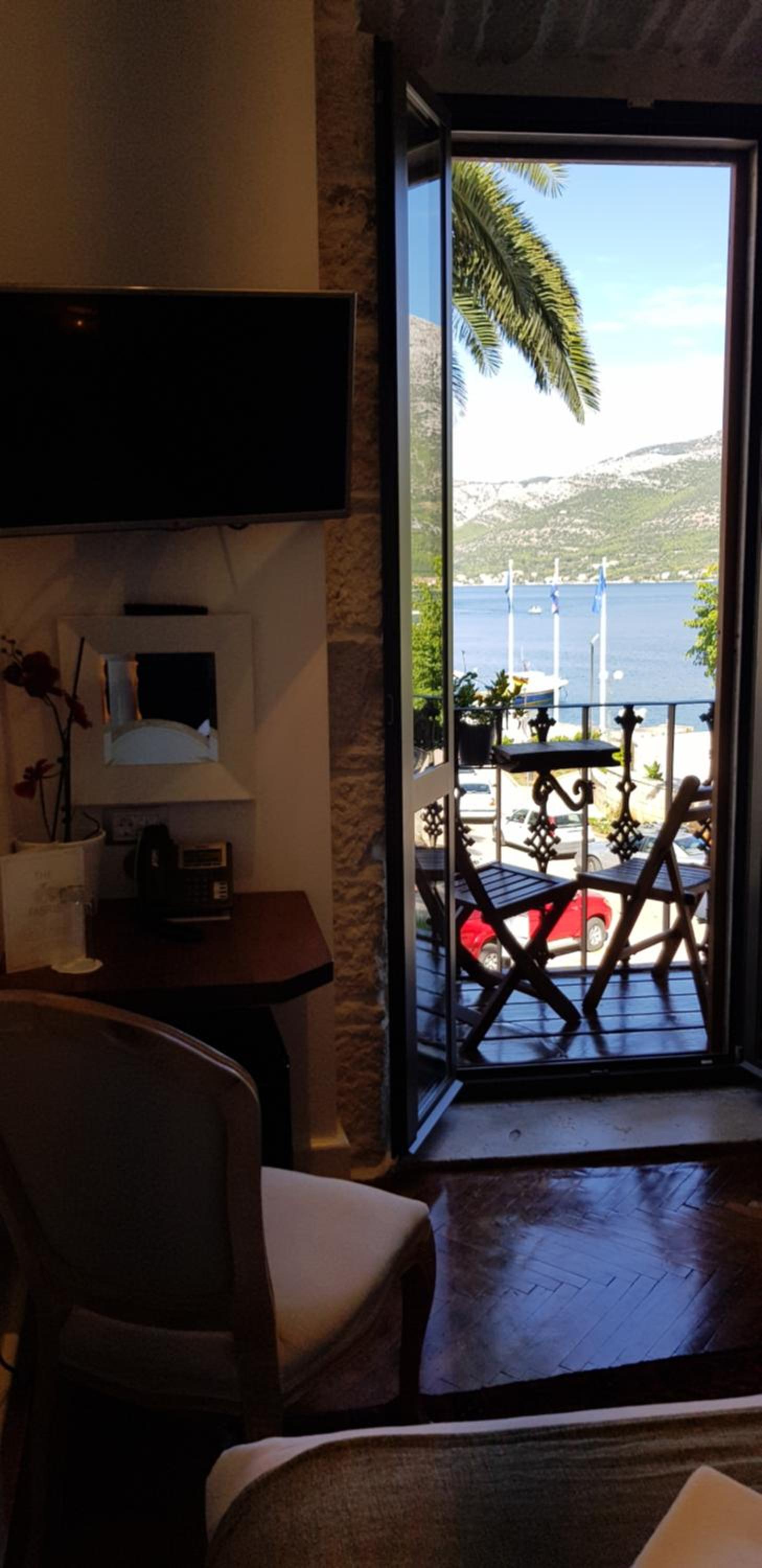 Double Room with Balcony and Sea View - Photo 10