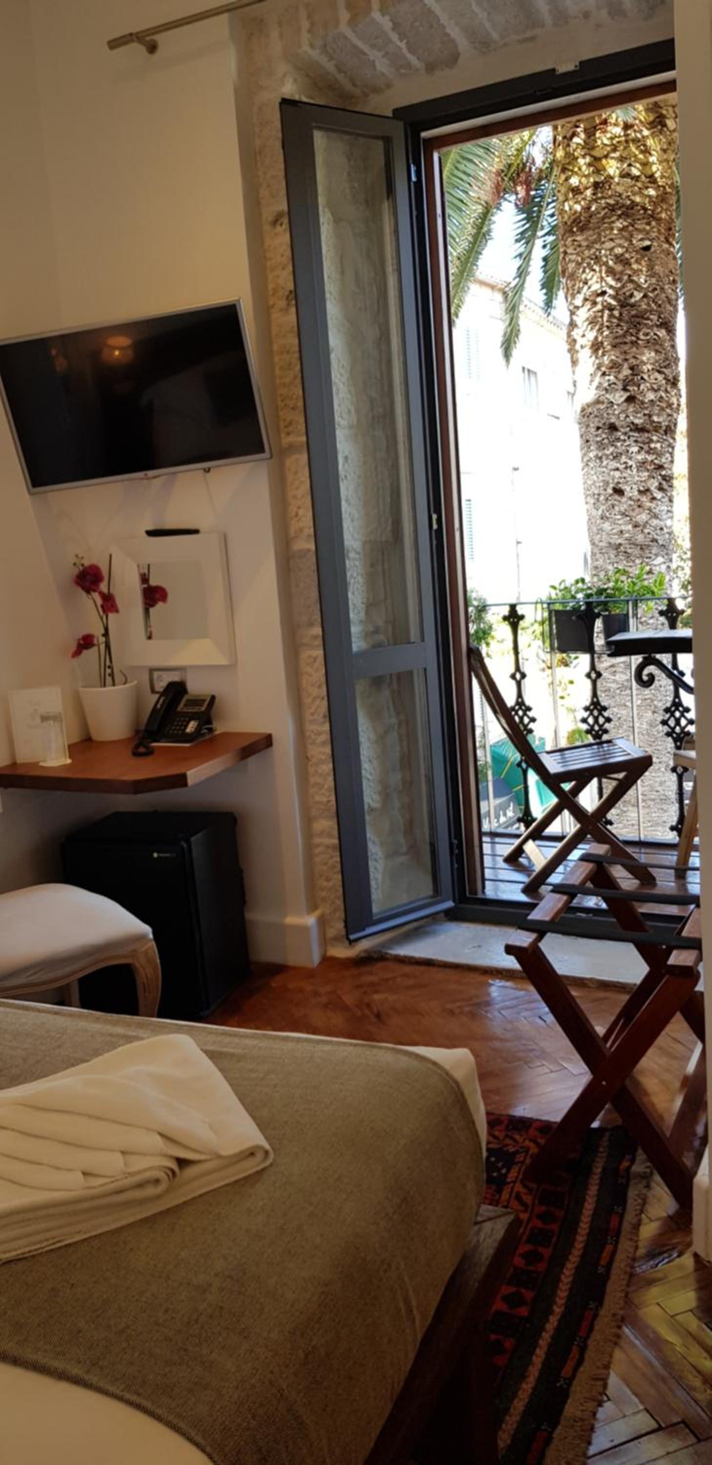 Double Room with Balcony and Sea View - Photo 11