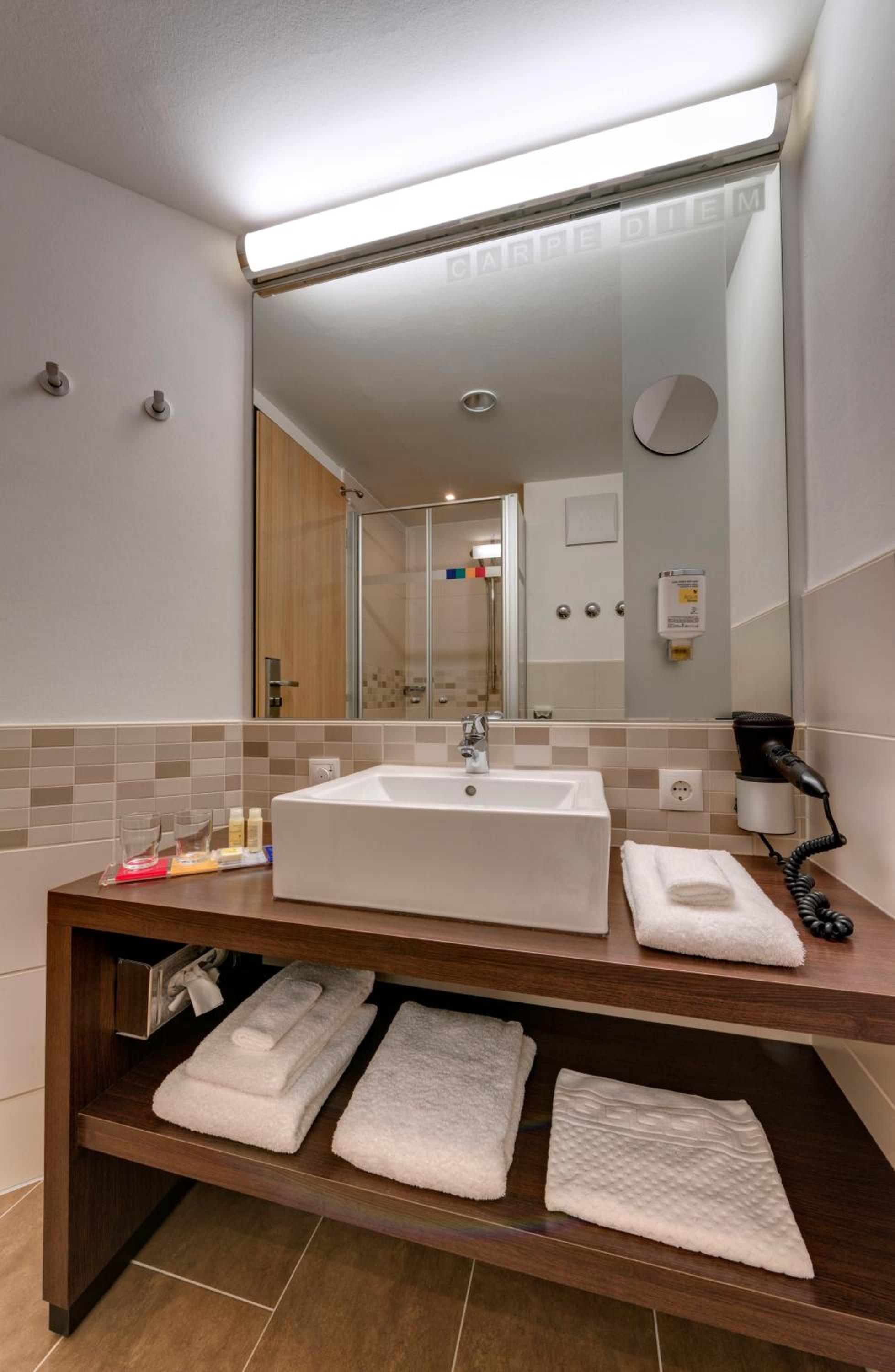 Standard Queen Room - Non-Smoking - Photo 5