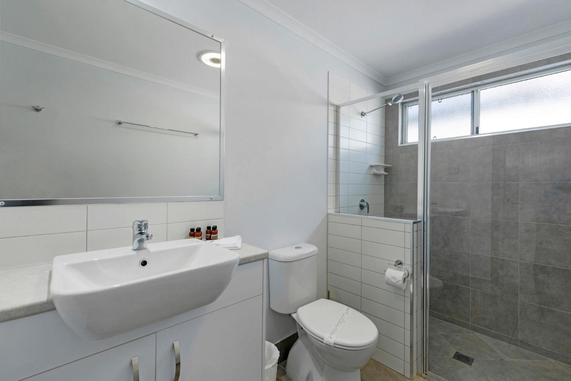 Deluxe Lakeside 2 Bedroom - Sleeps 6 (shared entrance) - Photo 6