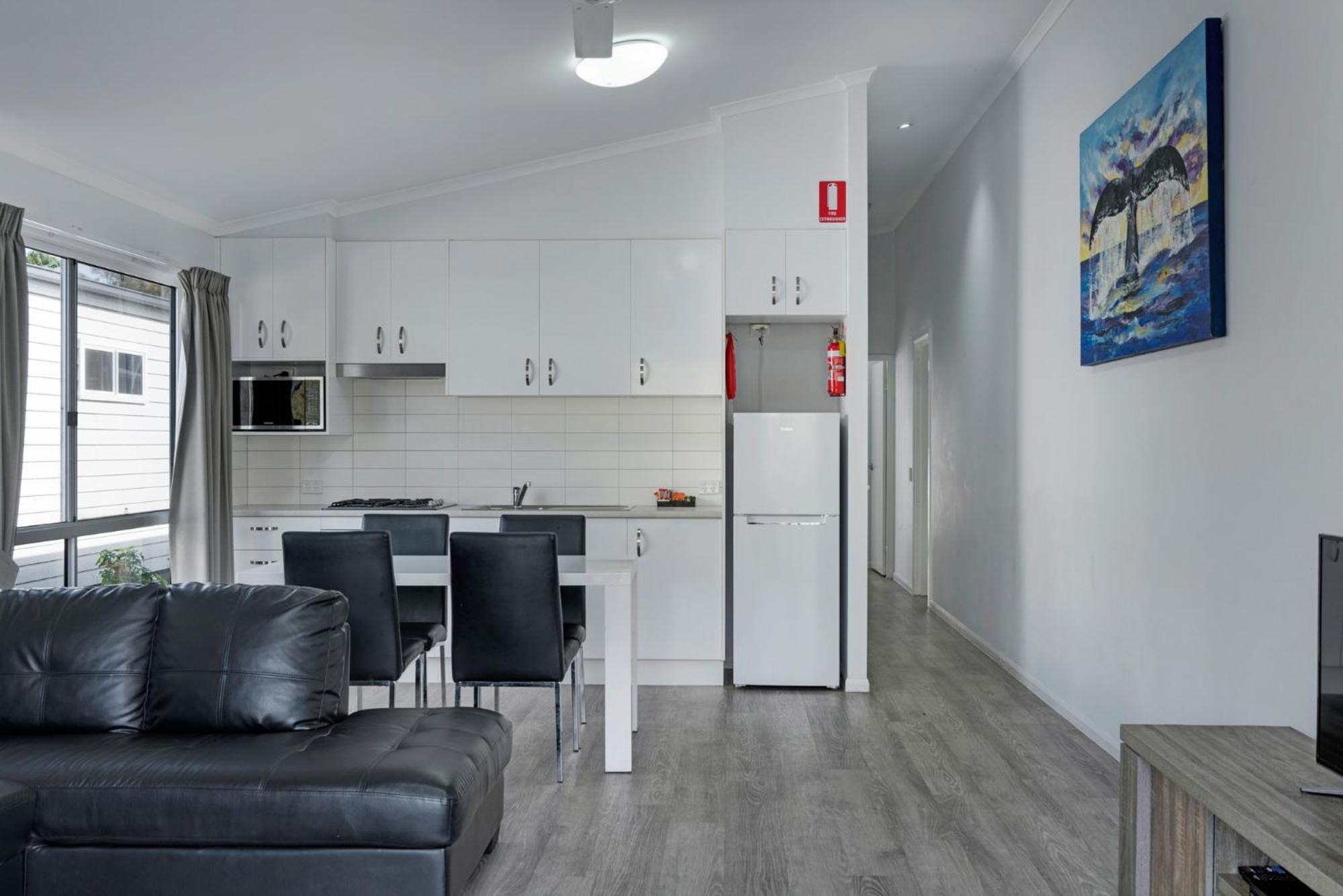 Deluxe Lakeside 2 Bedroom - Sleeps 6 (shared entrance) - Photo 3