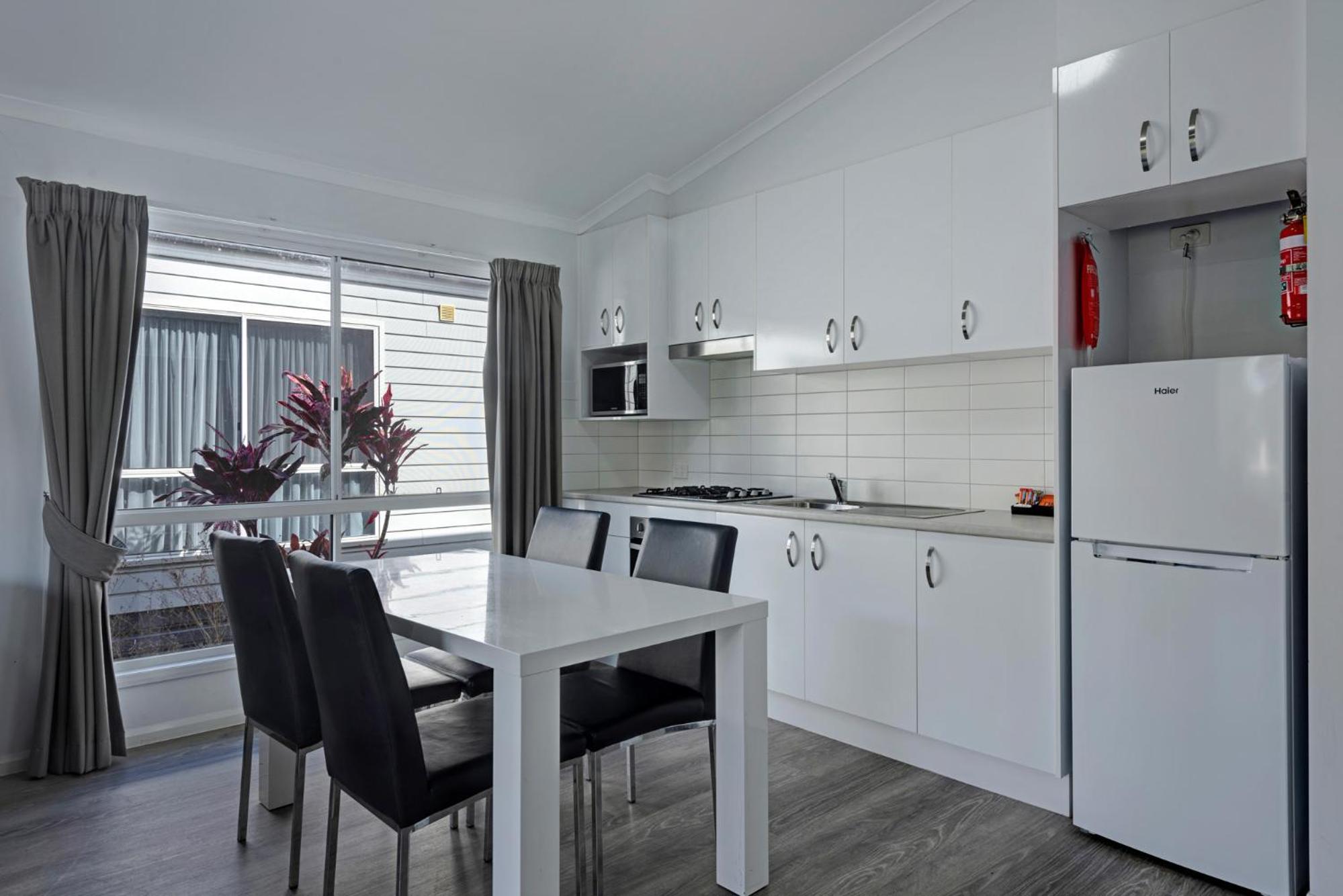 Deluxe Lakeside 2 Bedroom - Sleeps 6 (shared entrance) - Photo 4