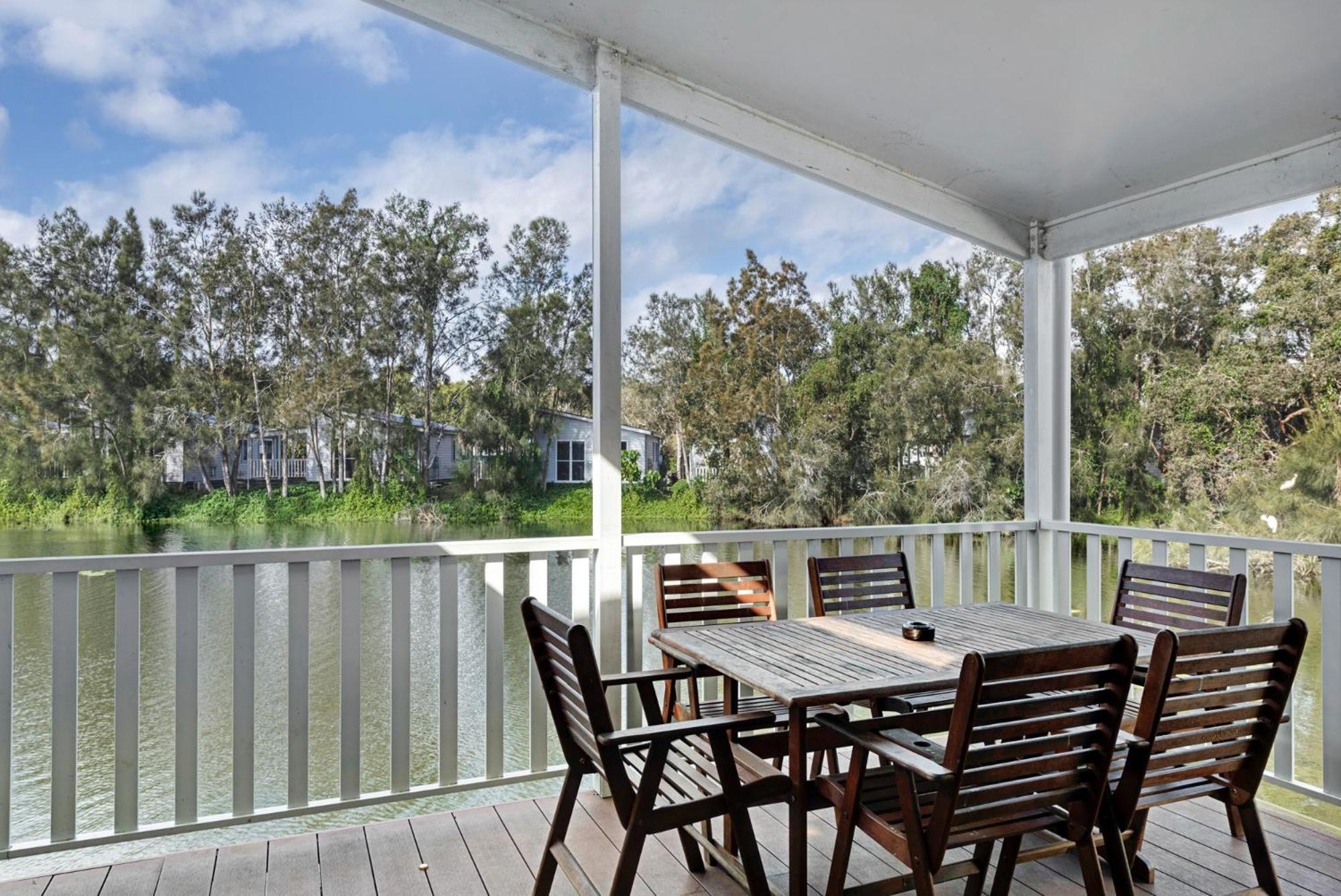 Deluxe Lakeside 2 Bedroom - Sleeps 6 (shared entrance) - Photo 5