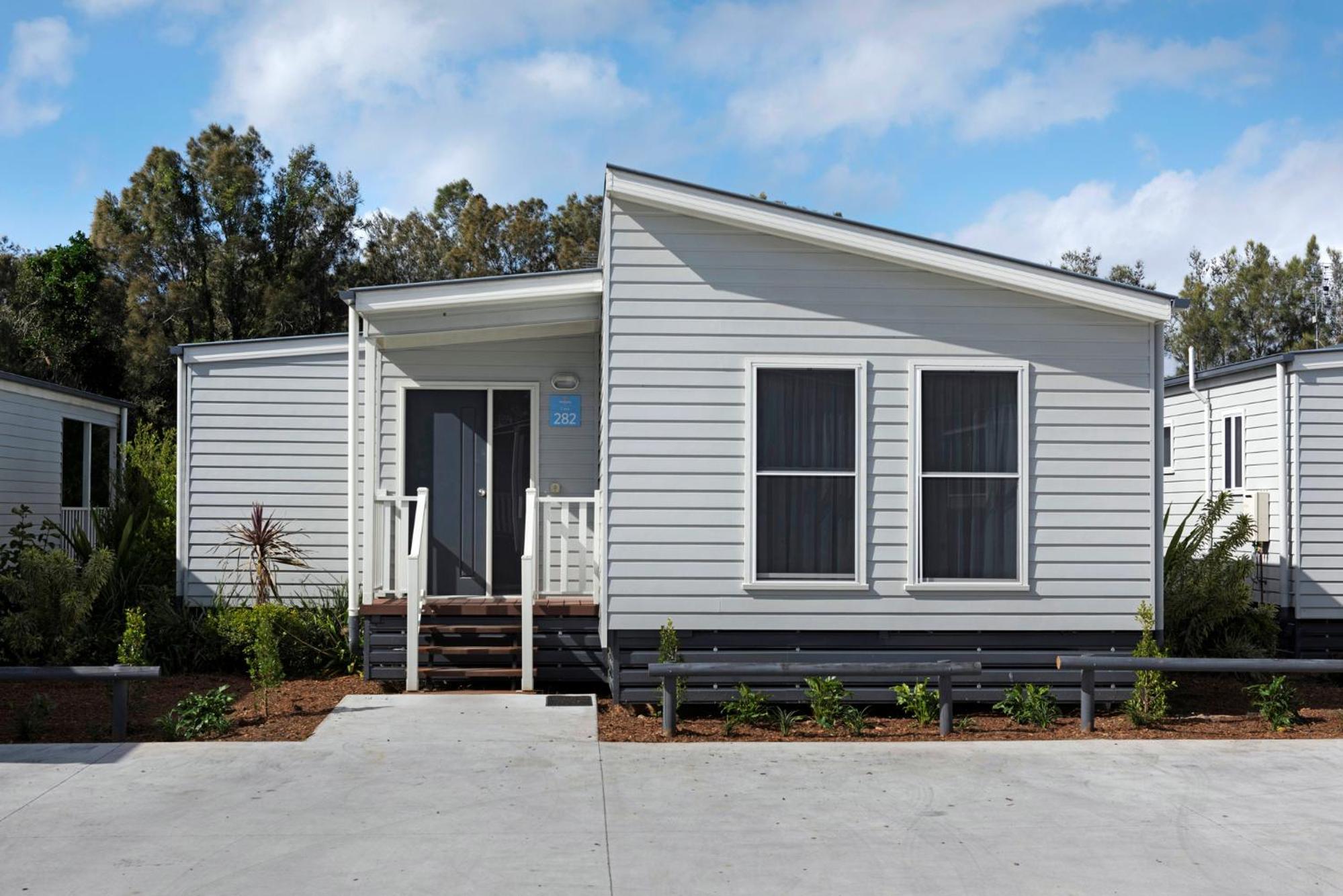 Deluxe Lakeside 2 Bedroom - Sleeps 6 (shared entrance) - Photo 2
