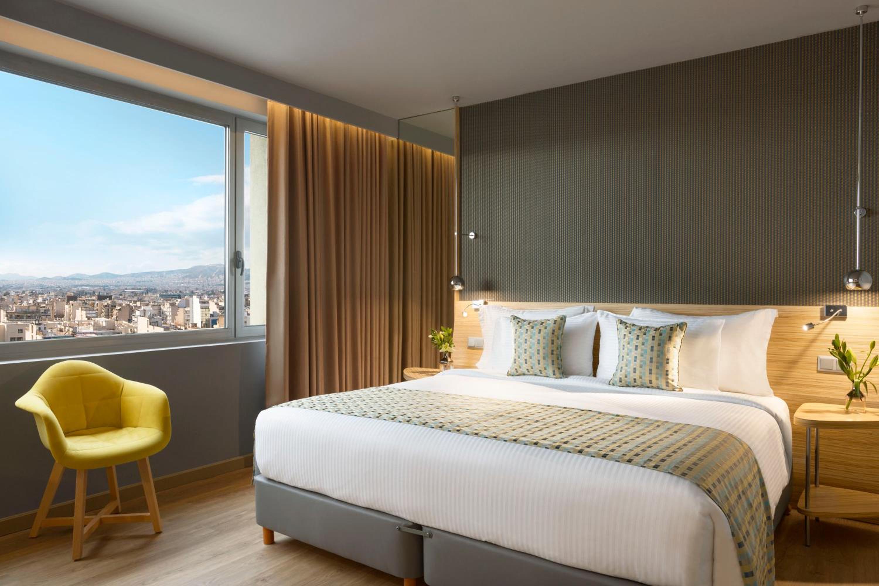 Junior Suite with City View - Disability Access - Photo 4