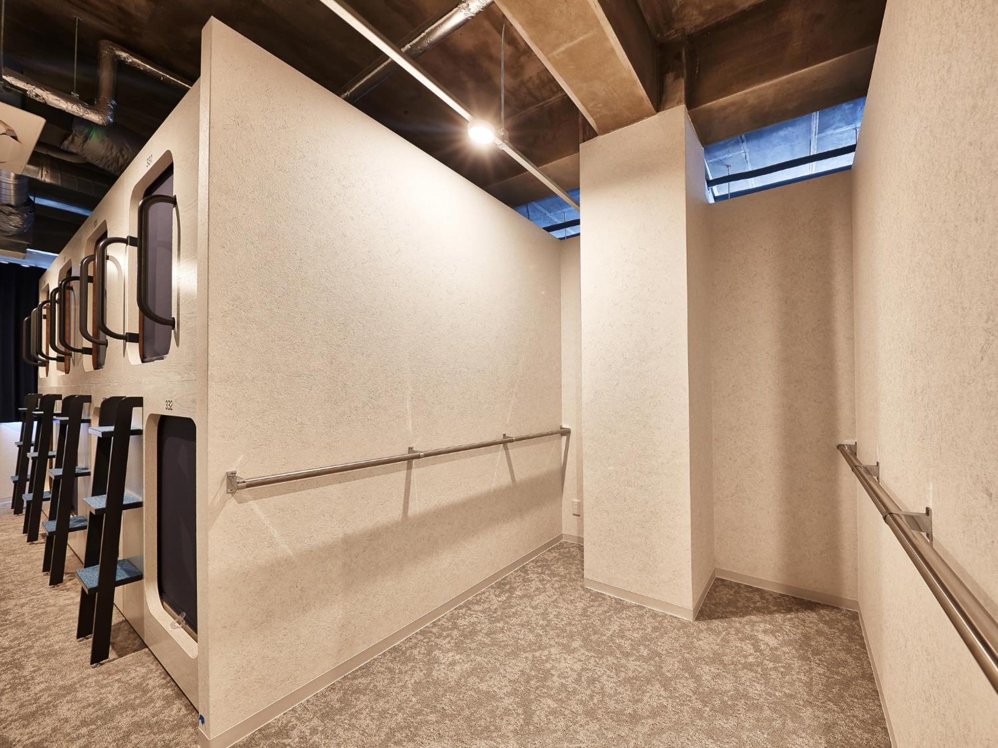  Capsule Room For Men Check-In From 22:00 (Upper/Lower Unselectable)