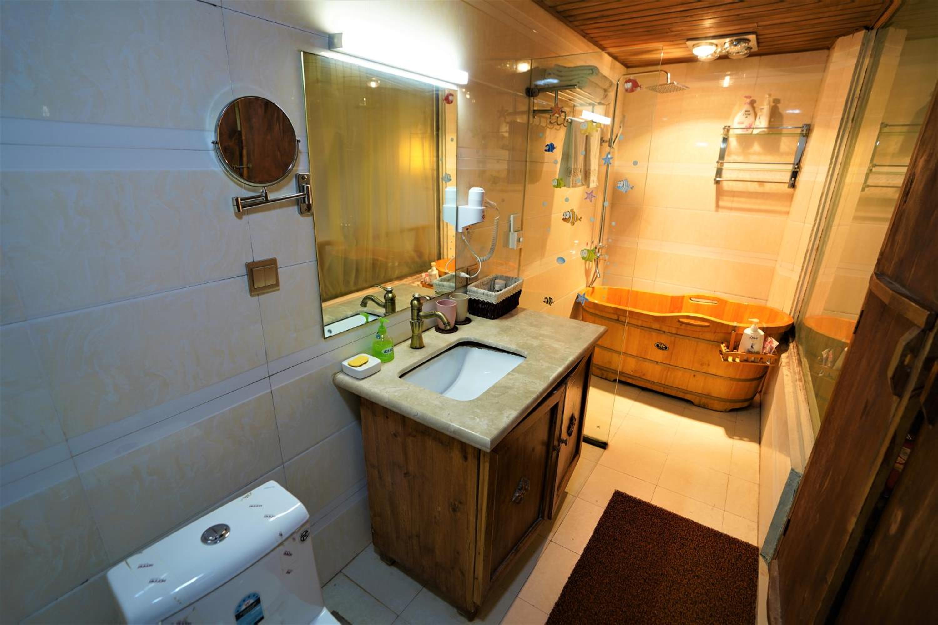 Queen Suite With Spa Bath photo 2