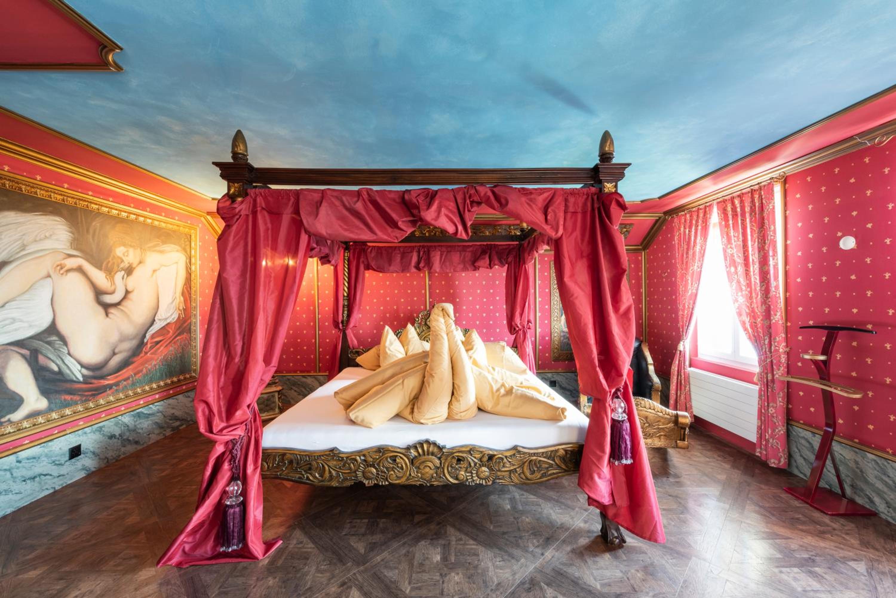 Château d'amour Suite with Spa Bath - Photo 2