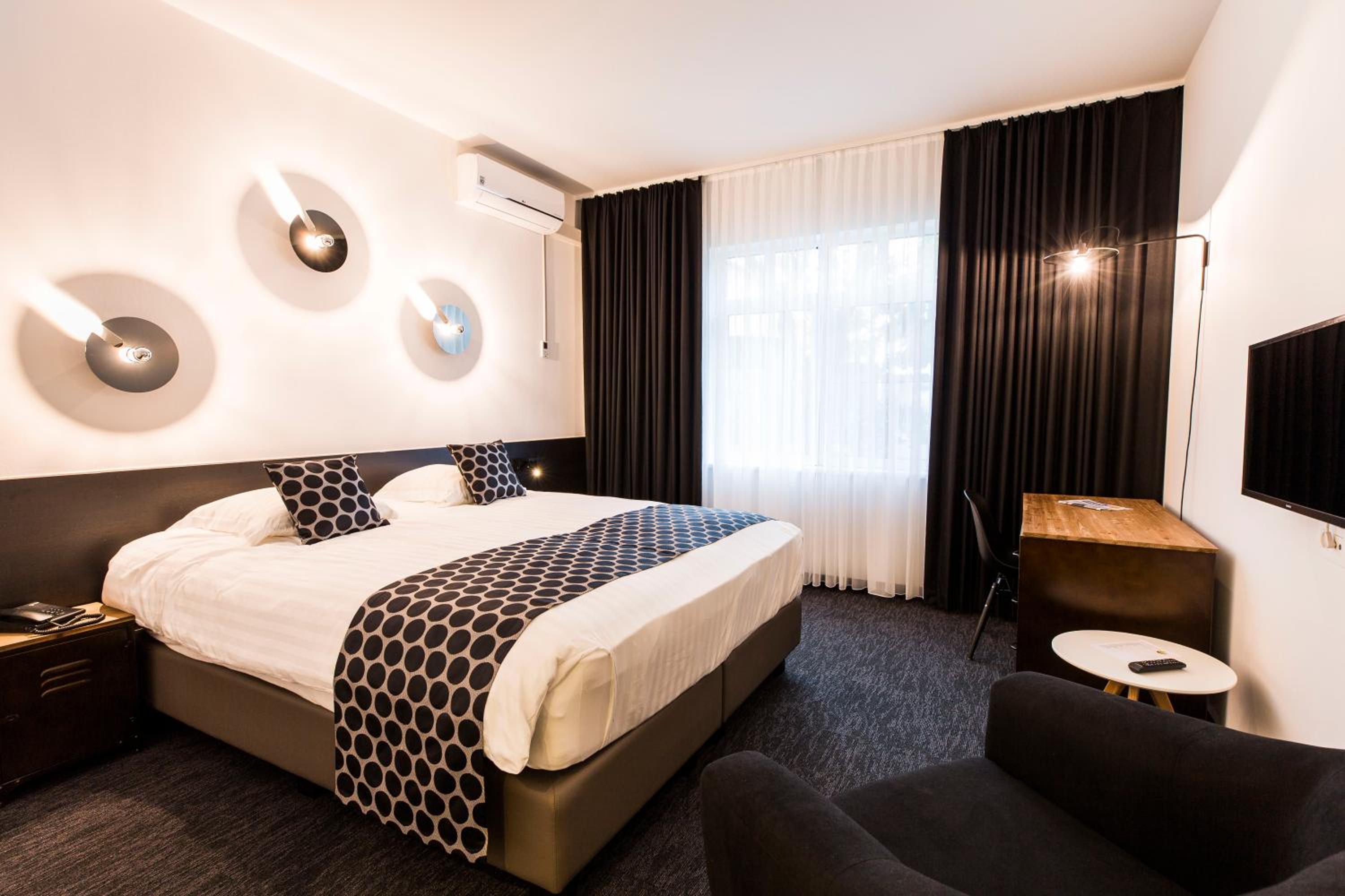 Deluxe King Room photo 2