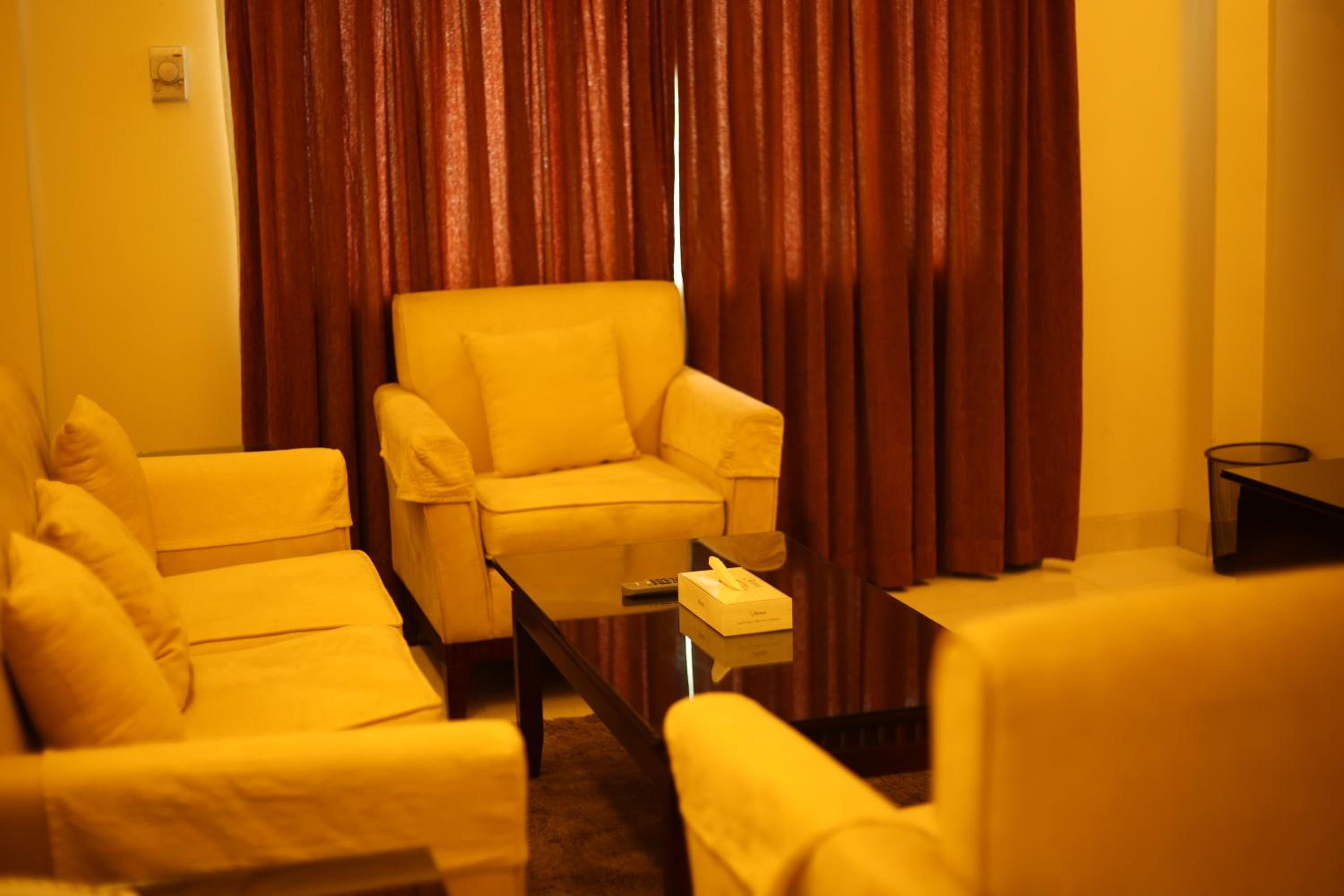 Executive Suite - Photo 2