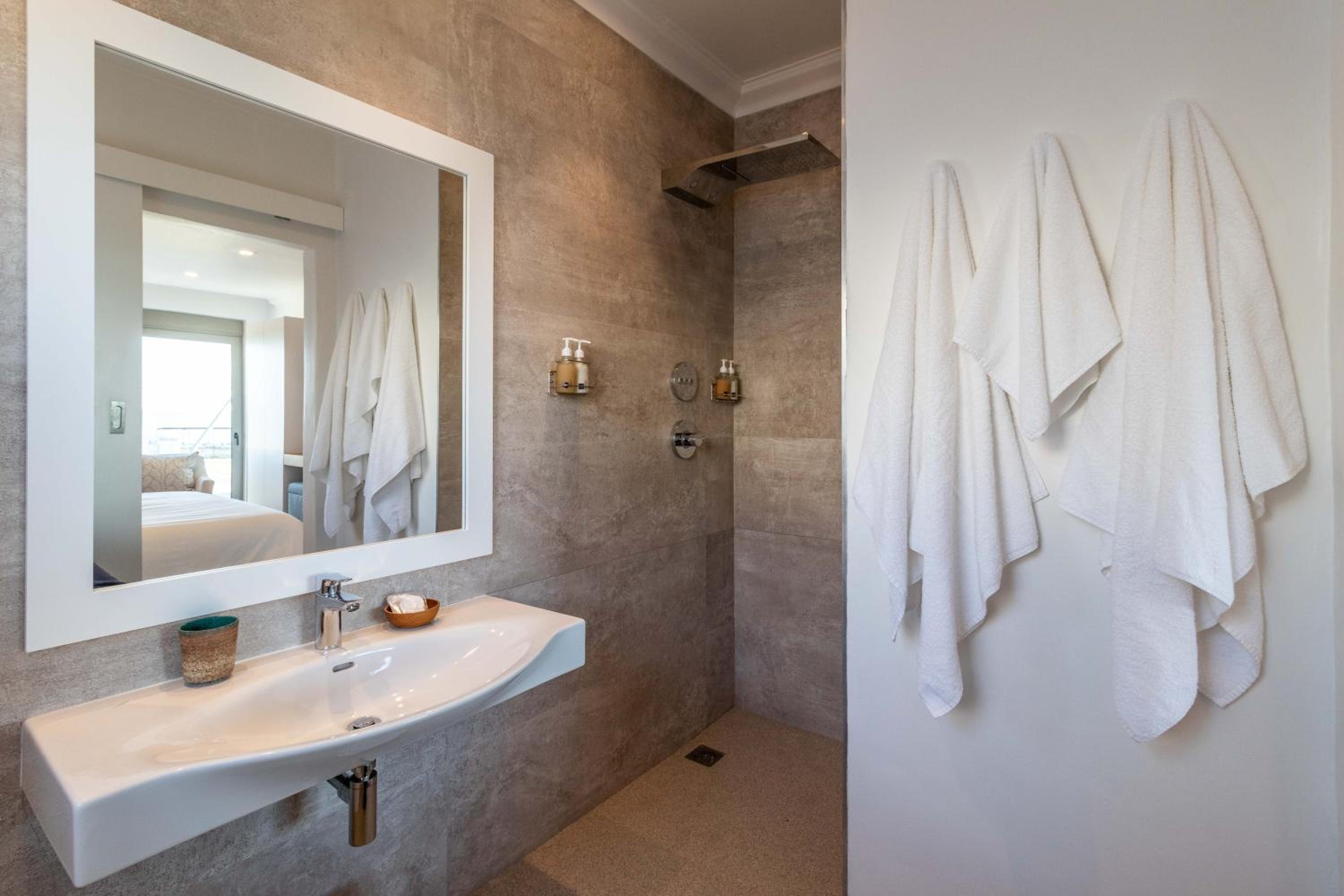 Deluxe King Suite photo 3
