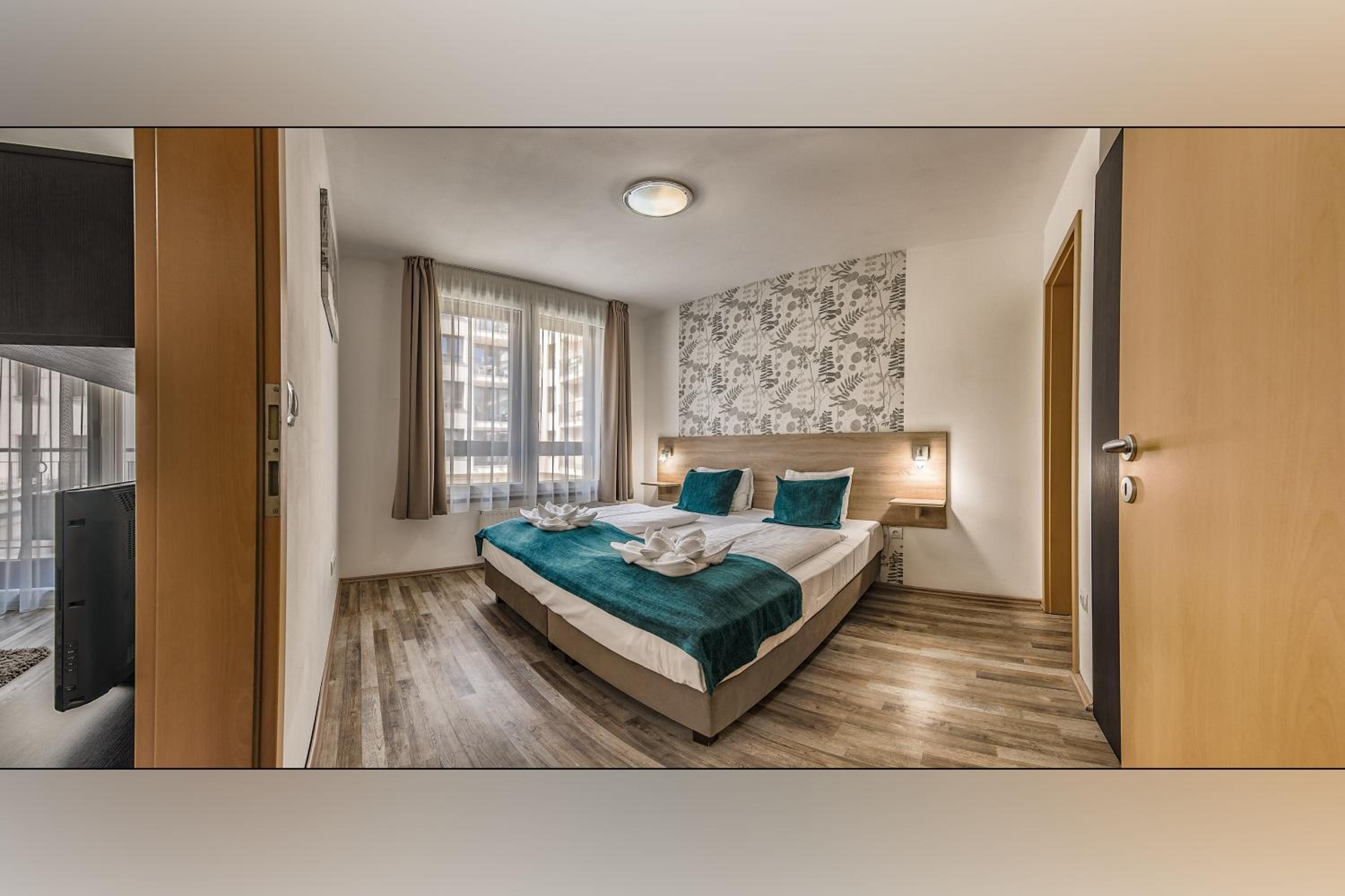 Deluxe One-Bedroom Apartment - Photo 2