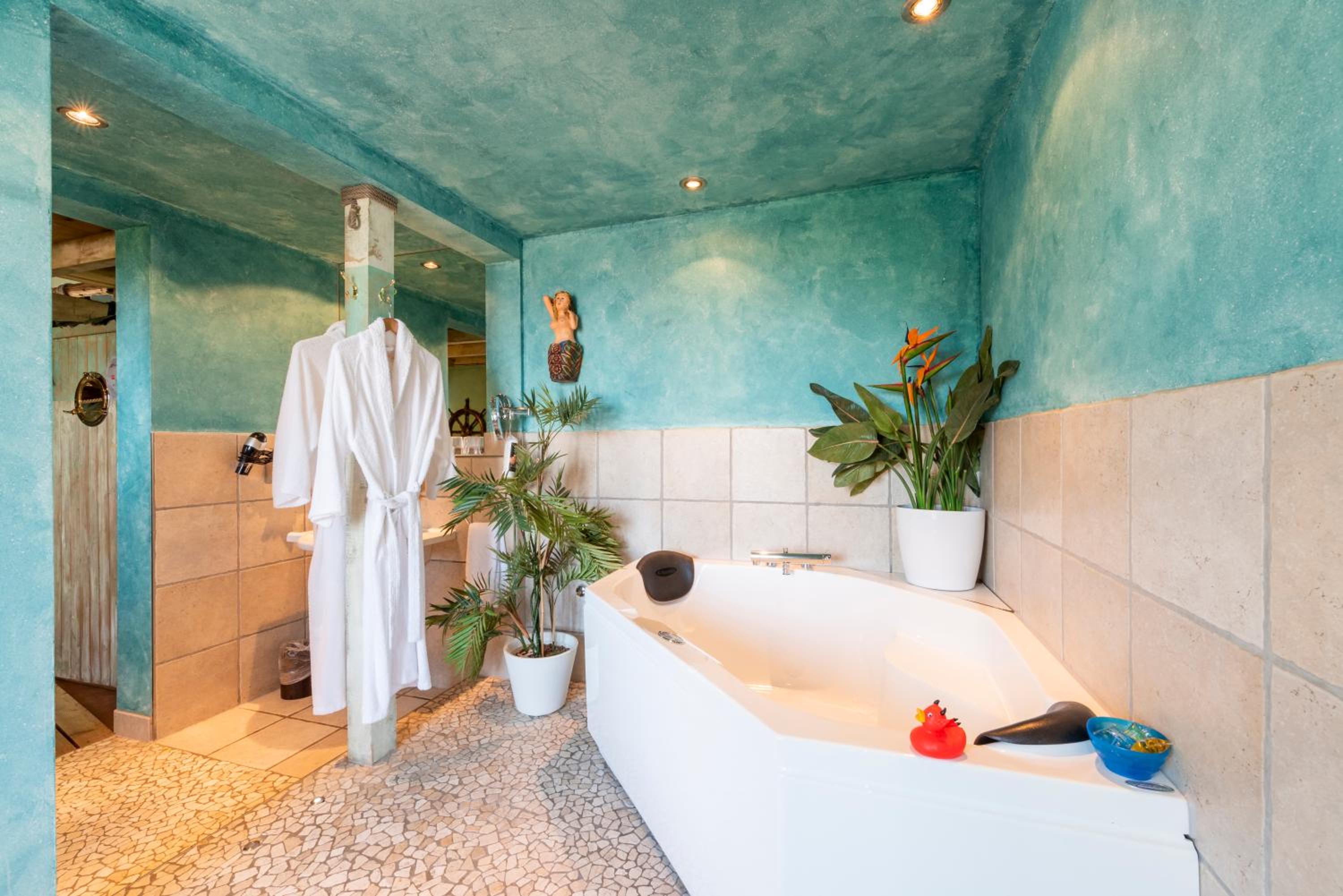 Bounty Beach Suite with Spa Bath - Photo 4