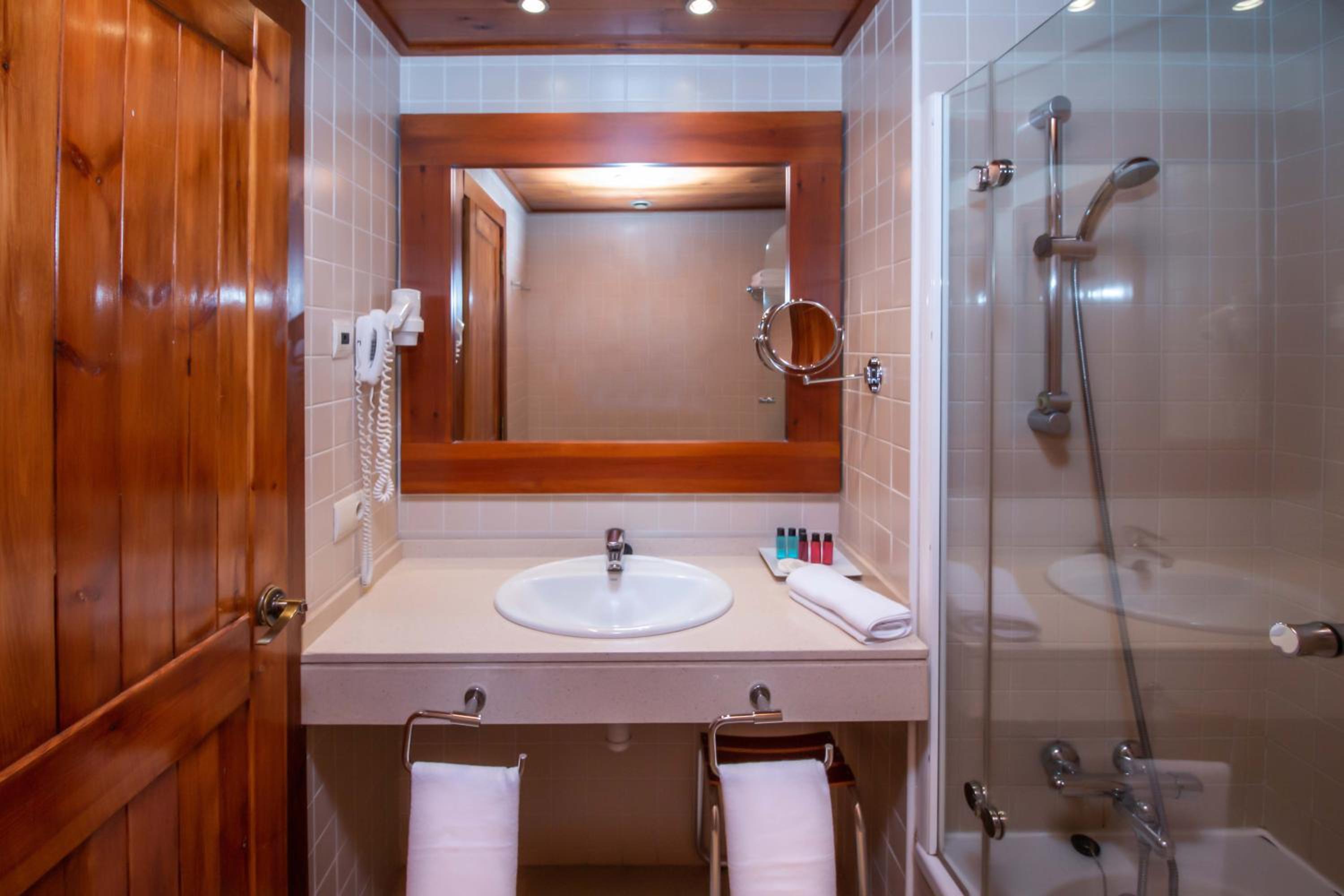 Triple Room (2 Adults + 1 Child) photo 2