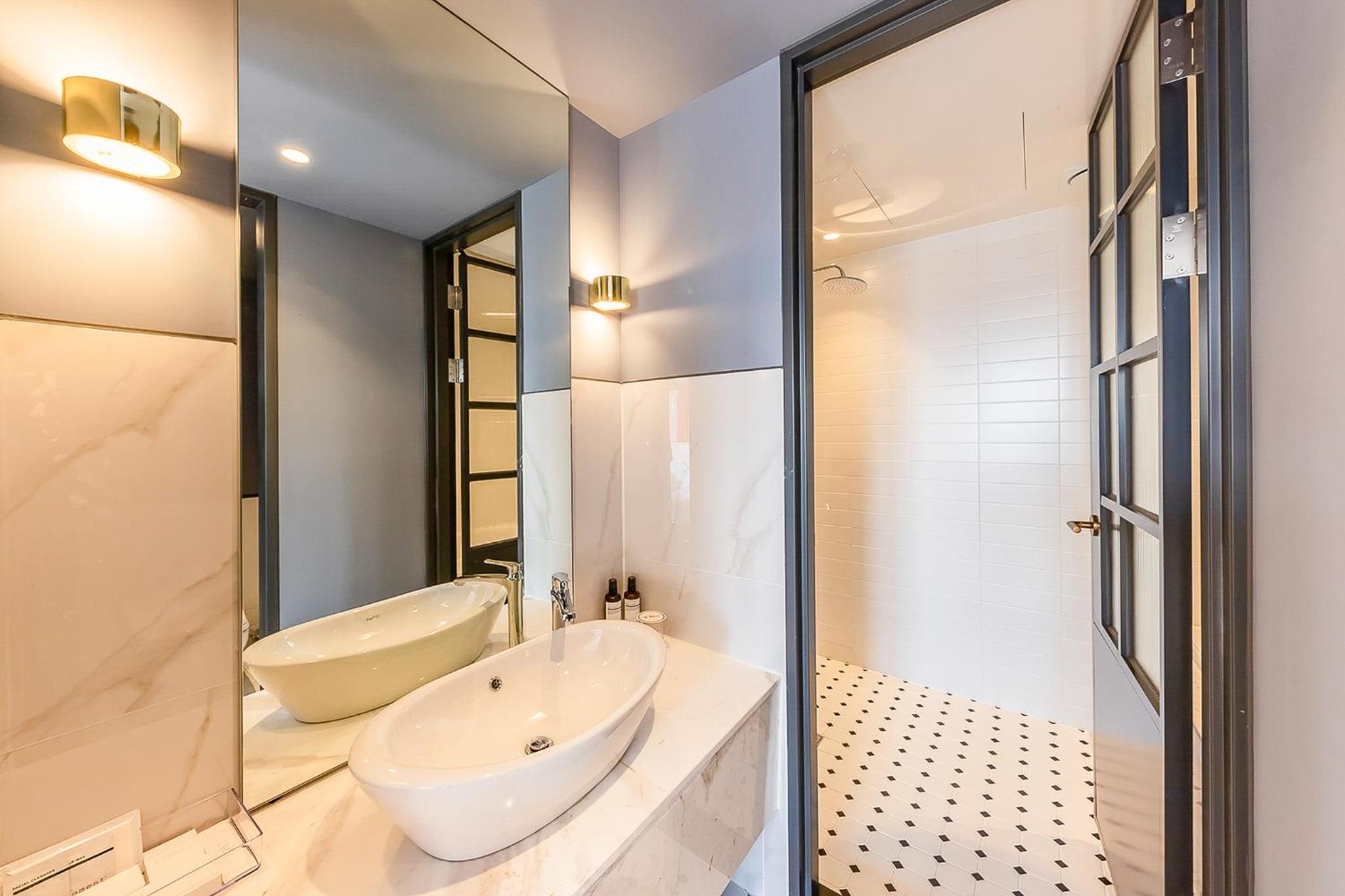 Standard Double Room - Photo 9