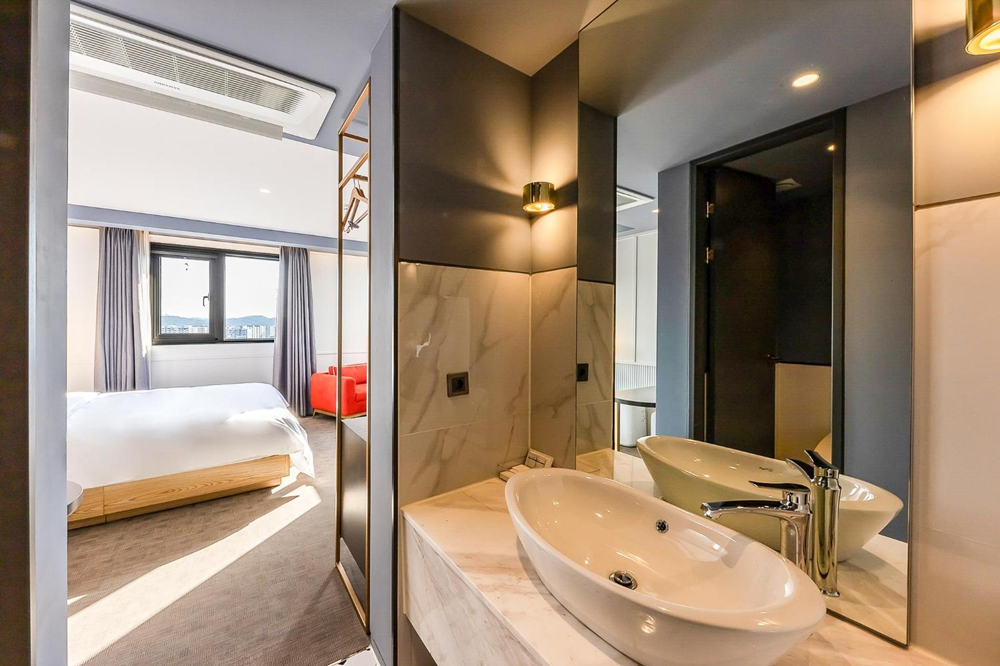 Standard Double Room - Photo 8