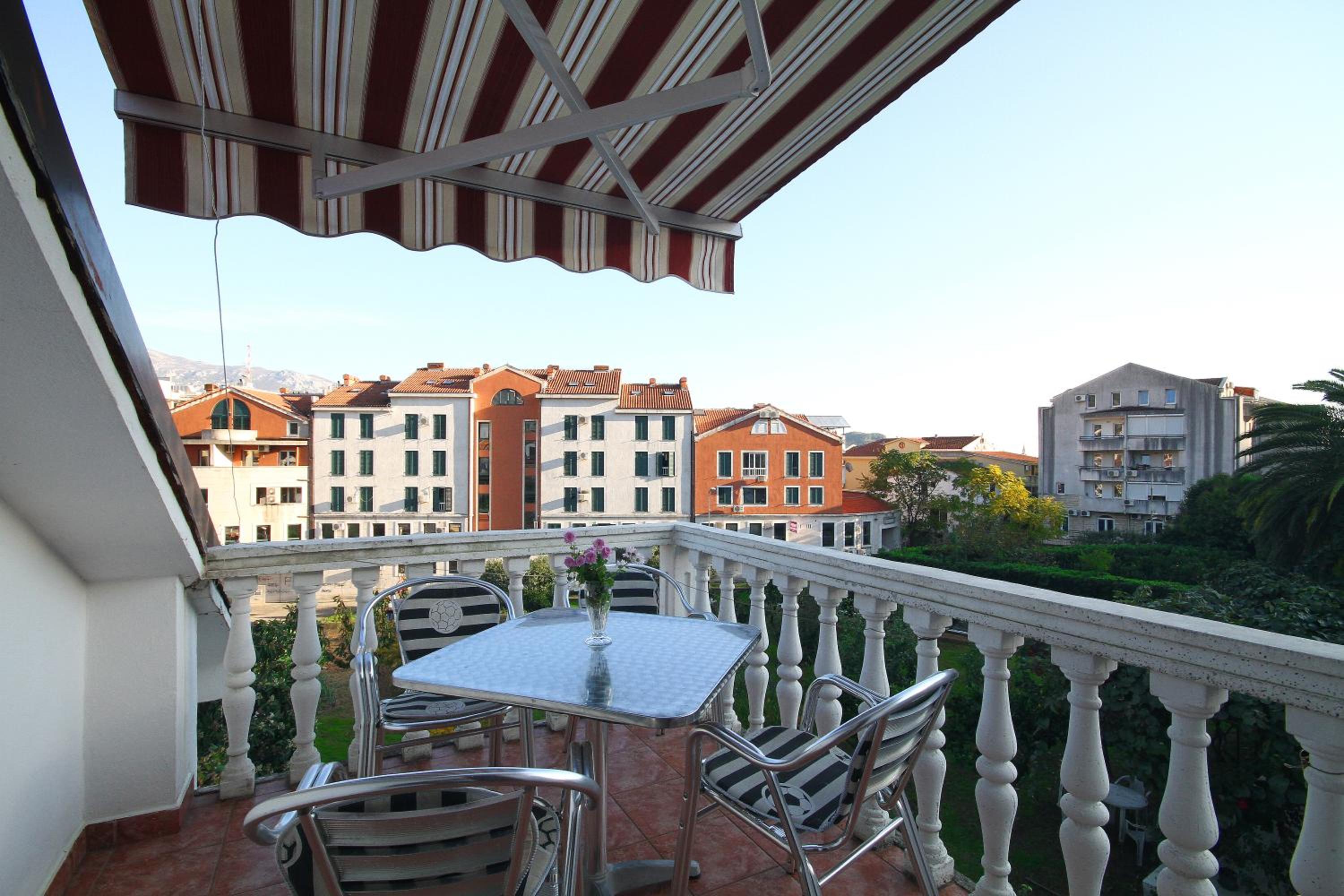 Comfort Two-Bedroom Apartment with Terrace - Photo 8