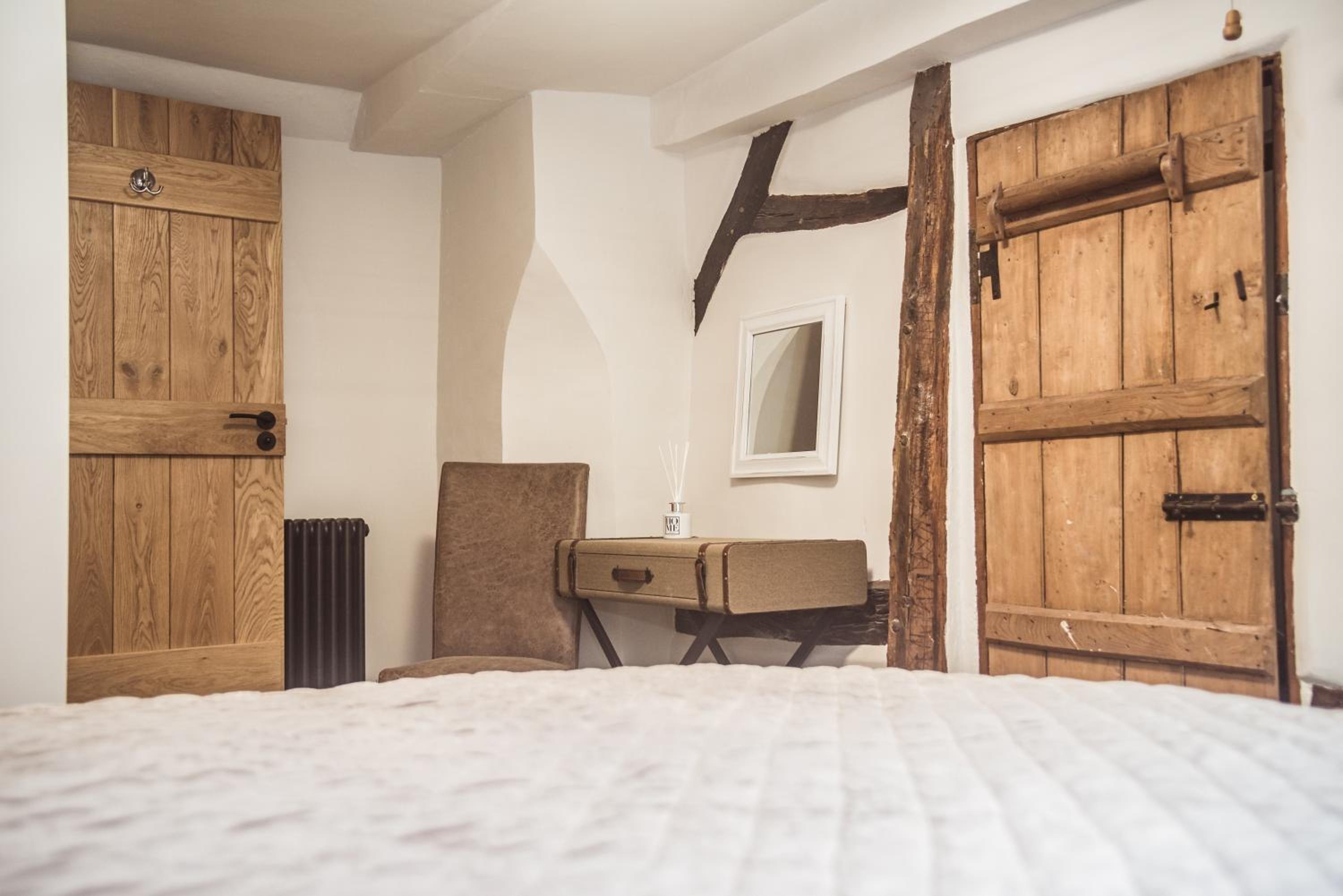 Deluxe King Room - Photo 12