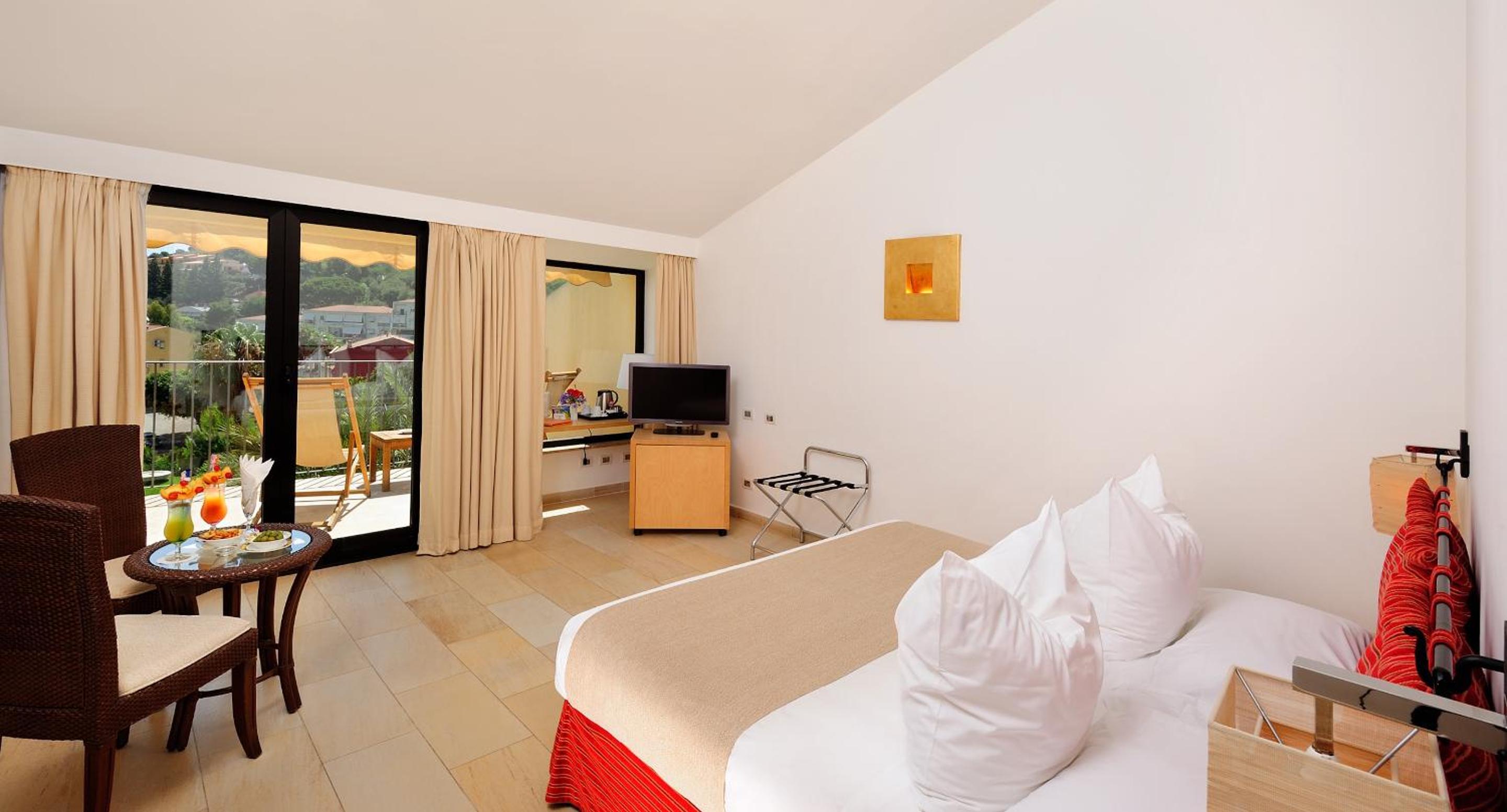 Triple Room with Sea View
