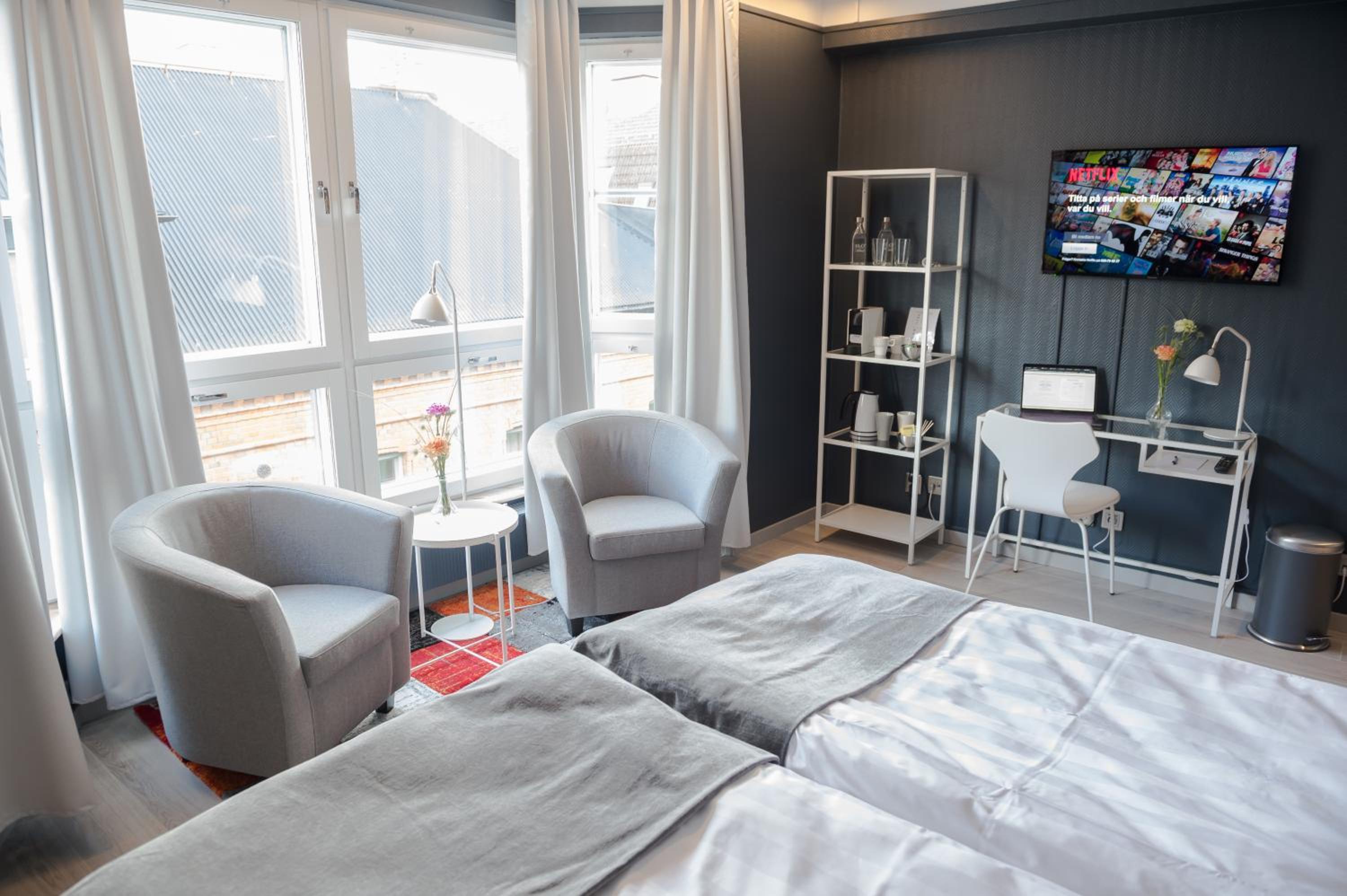 Superior Double Room with City View - Photo 4