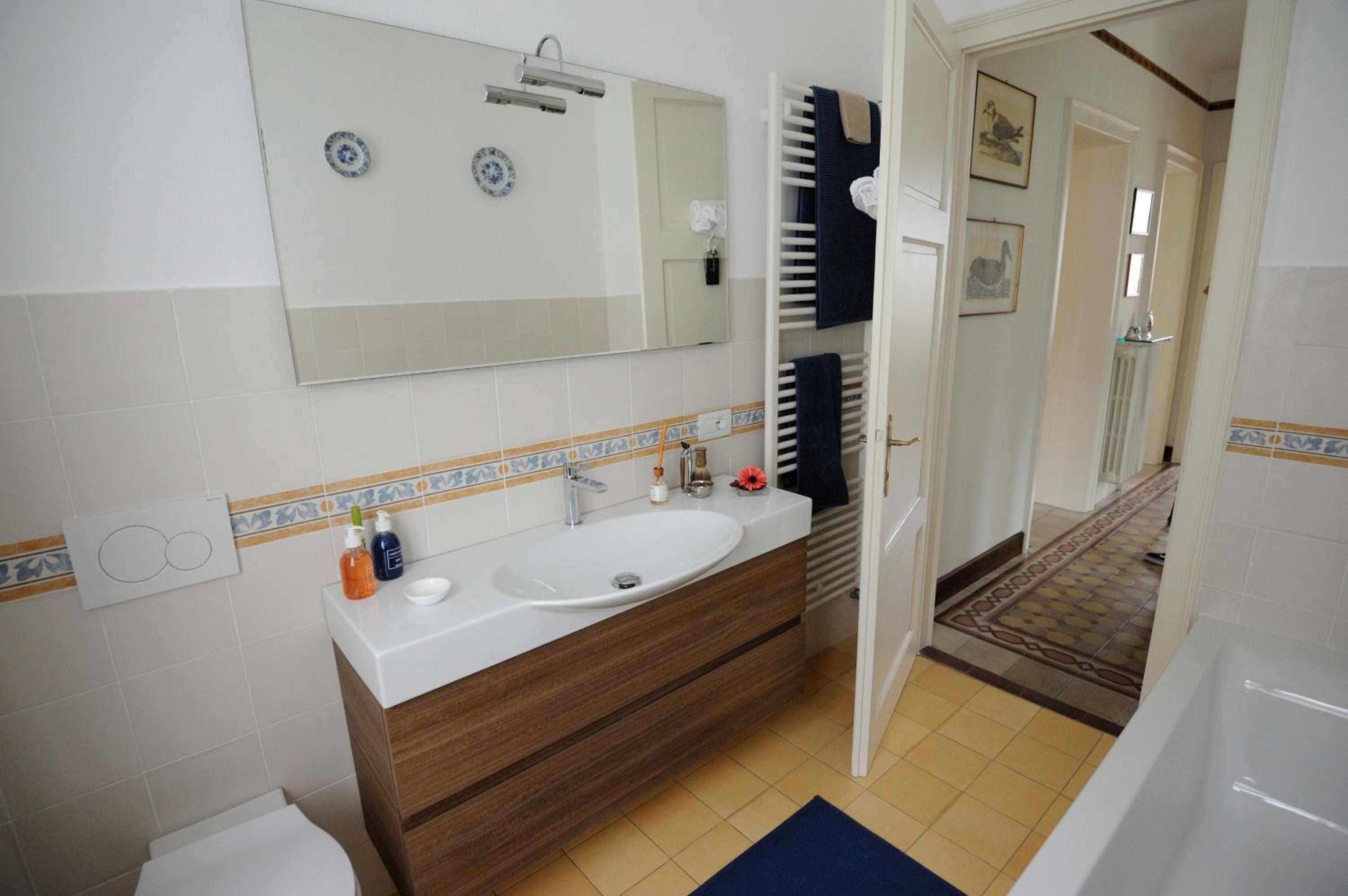 Double or Twin Room with Lake View and Private External Bathroom - Photo 12