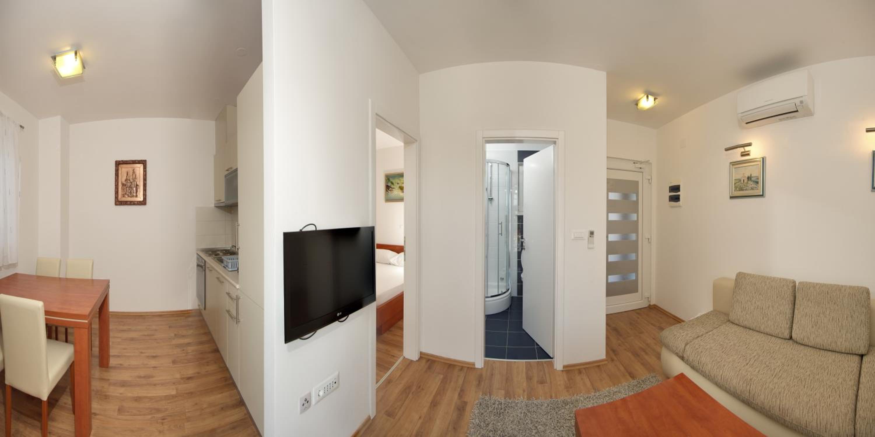 One-Bedroom Apartment with Balcony and Sea View photo 1