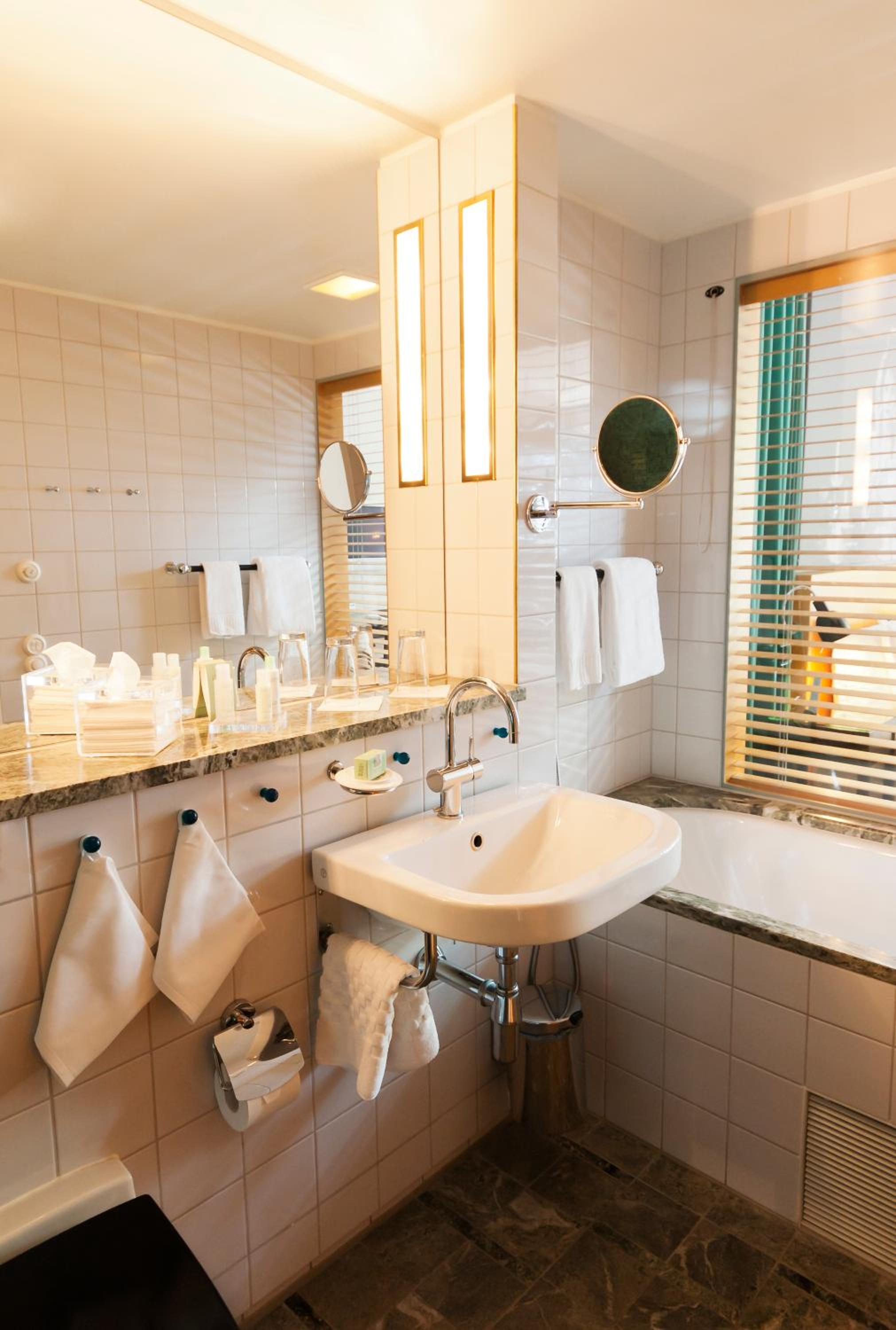 Deluxe Double or Twin Room with Balcony - Photo 19